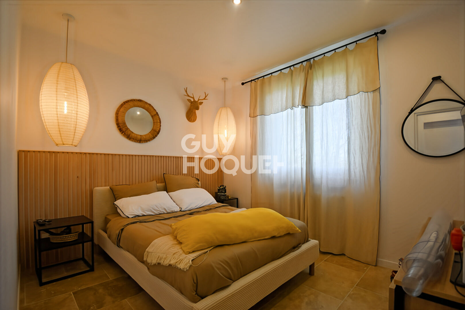 Splendide maison à vendre à Yves avec vue mer et grand terrain