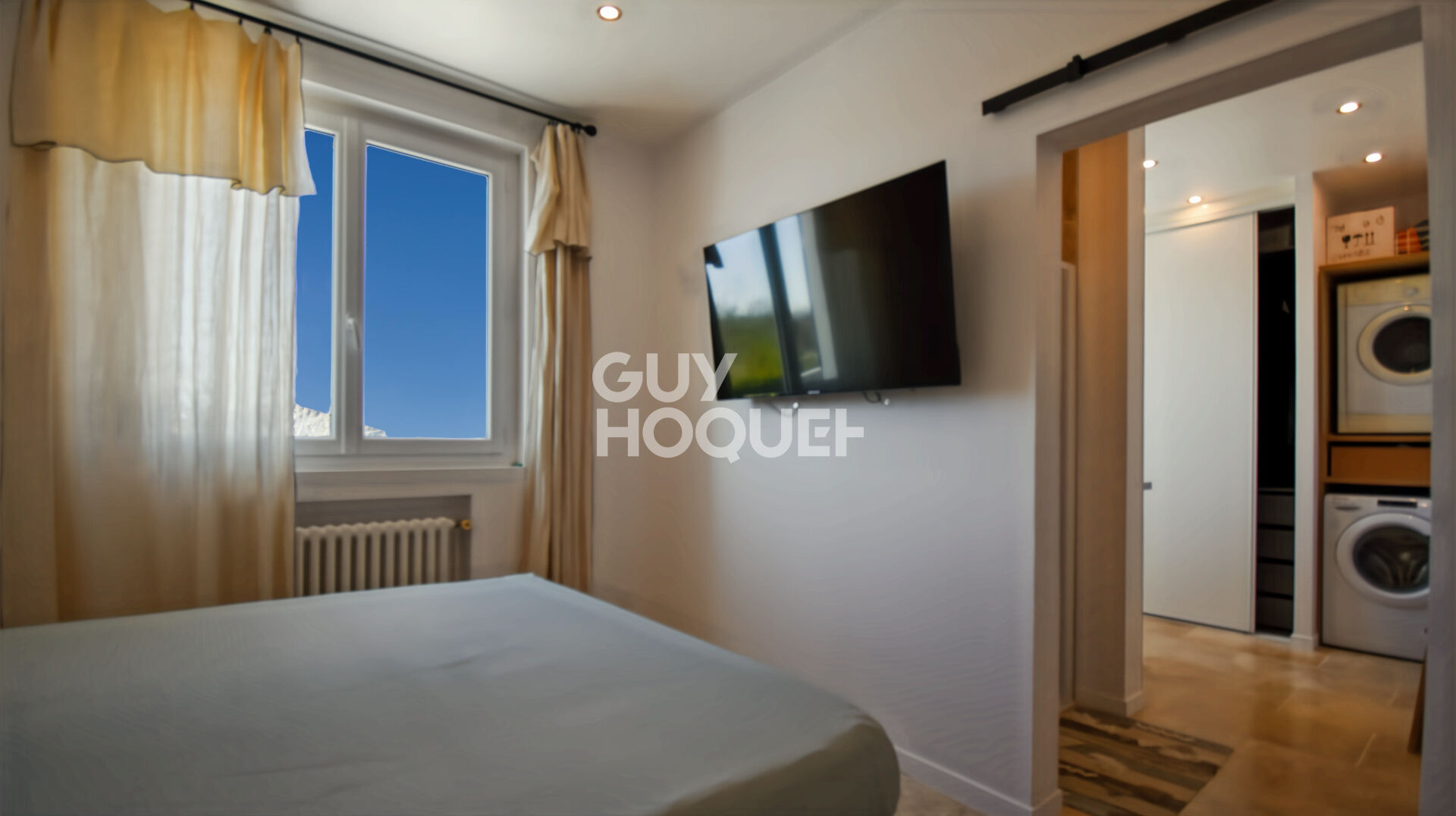 Splendide maison à vendre à Yves avec vue mer et grand terrain