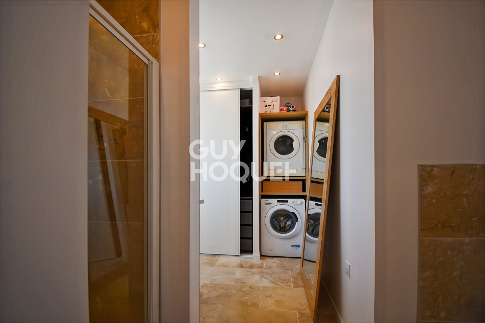 Splendide maison à vendre à Yves avec vue mer et grand terrain