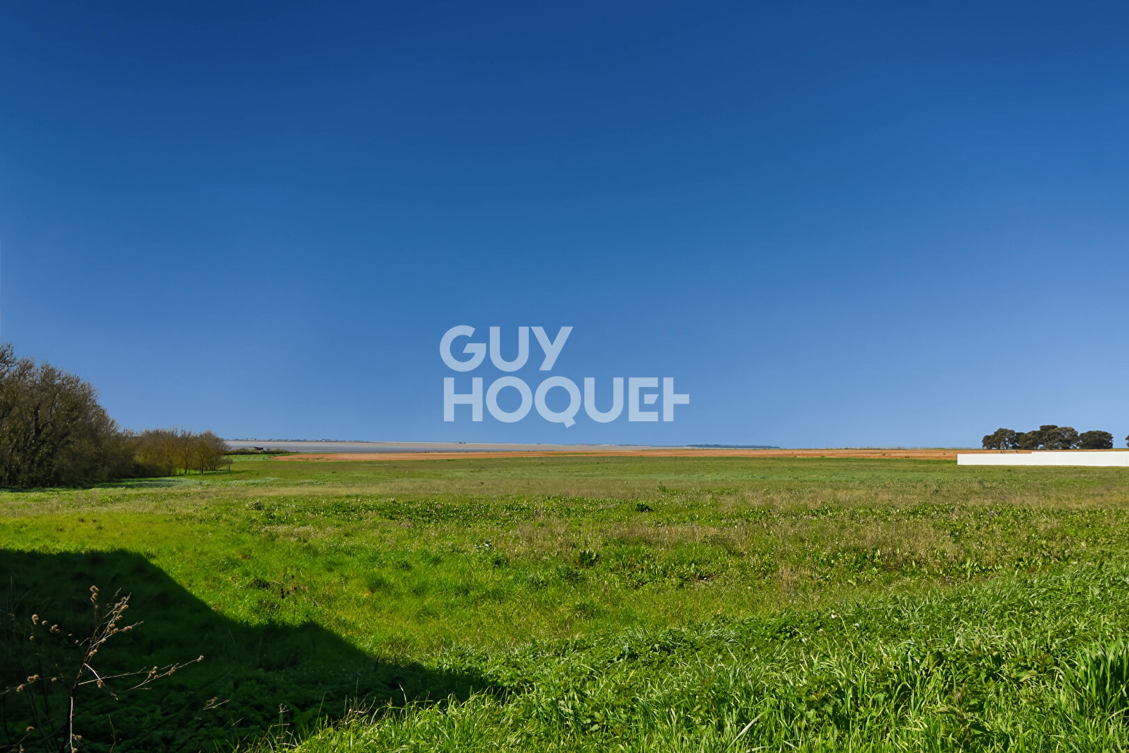 Splendide maison à vendre à Yves avec vue mer et grand terrain