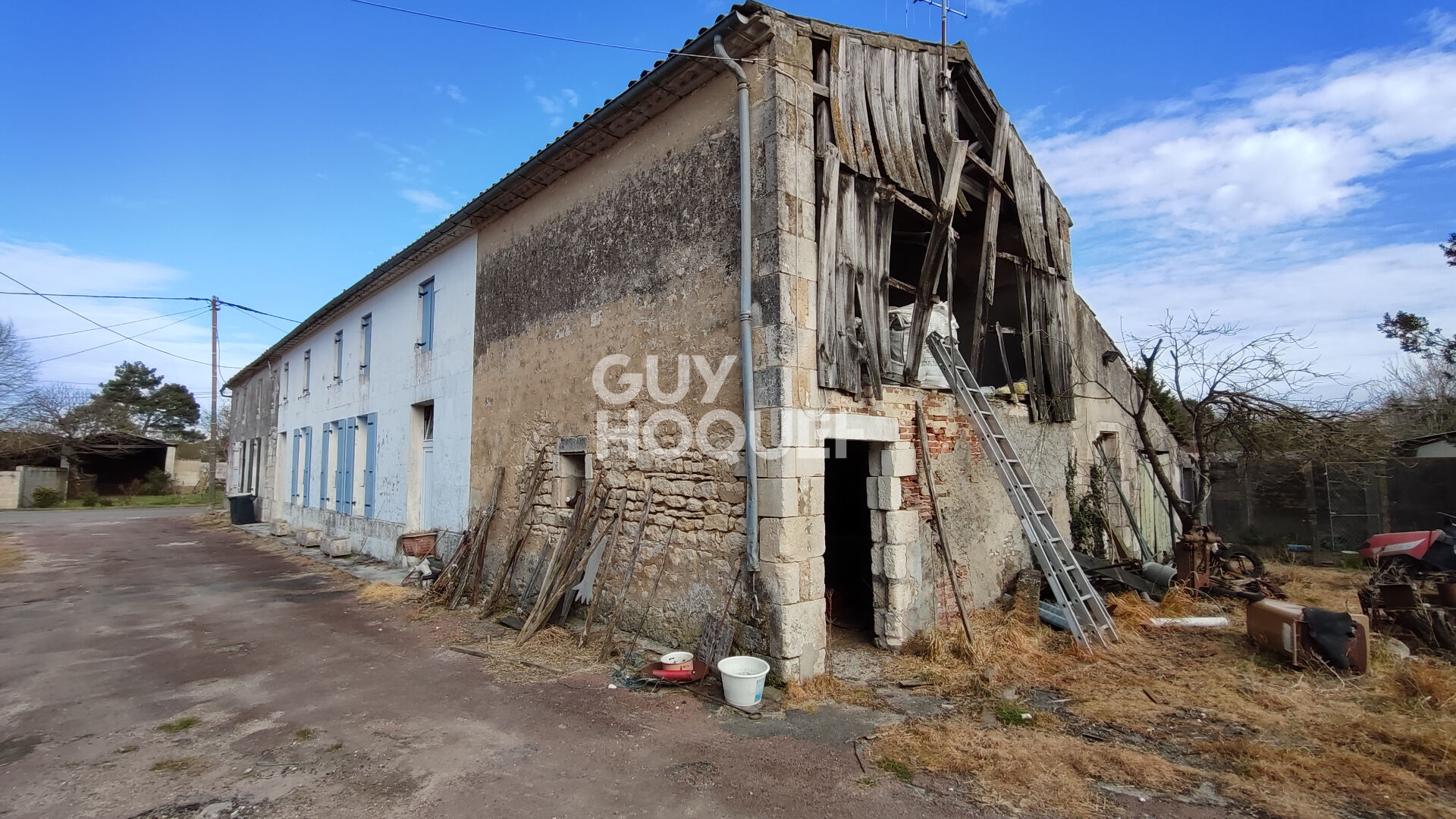 Ensemble immobilier et ses nombreuses dépendances