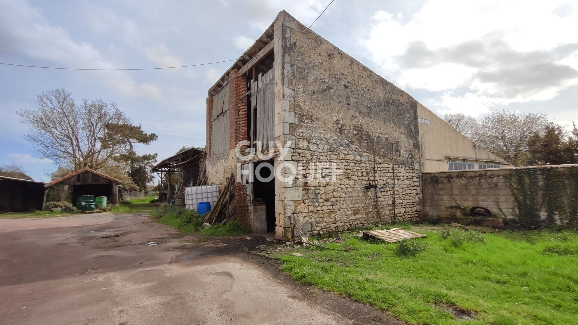 Ensemble immobilier et ses nombreuses dépendances