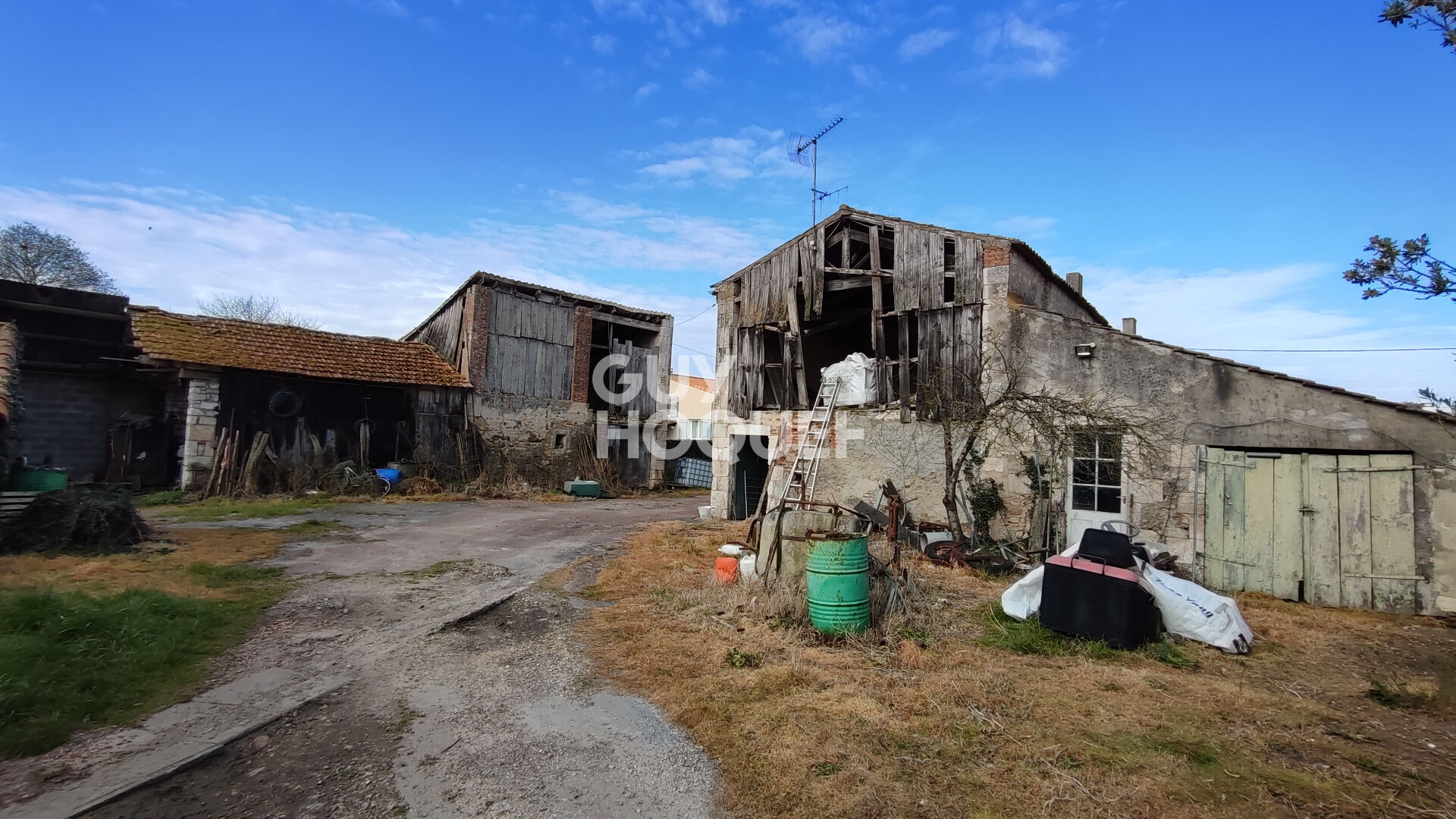 Ensemble immobilier et ses nombreuses dépendances