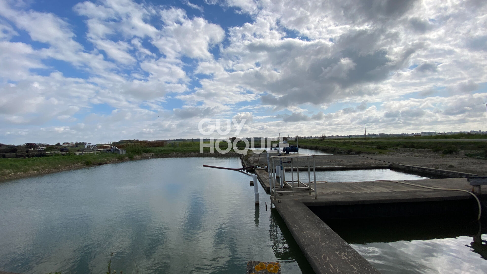 Batiment ostréicole avec claires