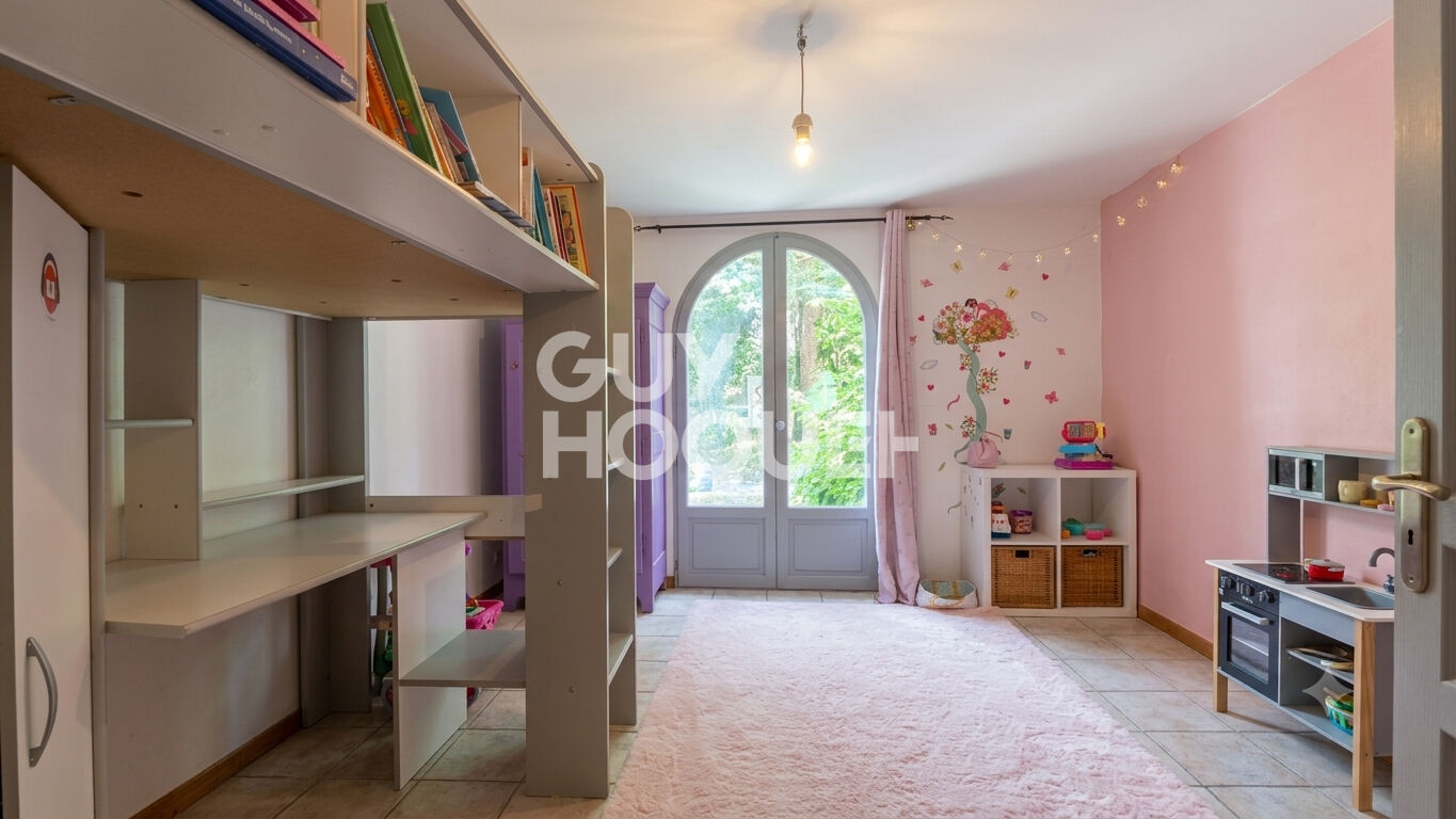 Maison Familiale de 180 m² avec Piscine et Double Garage