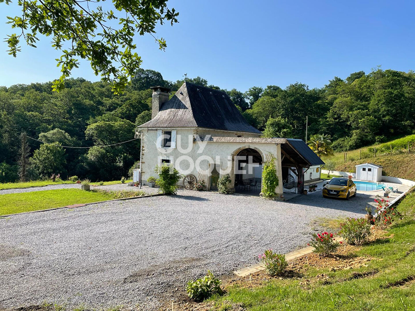 MONEIN A 3 KM DES COMMODITES : Bien d'exception avec plus d'un hectare de terrain clôturé