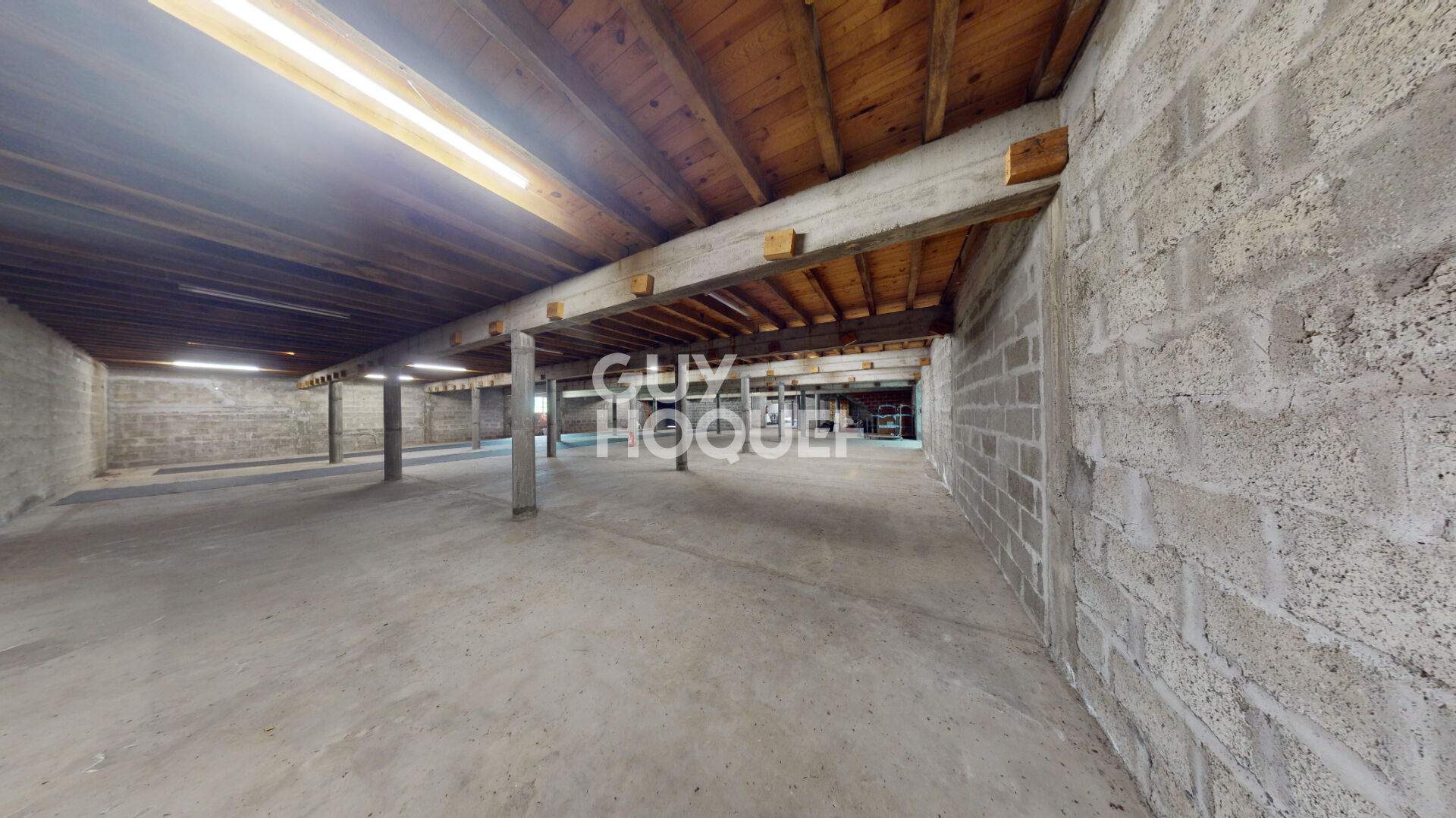 Entrepôts 3200 m²  avec quais de chargements proche Aire sur l'Adour