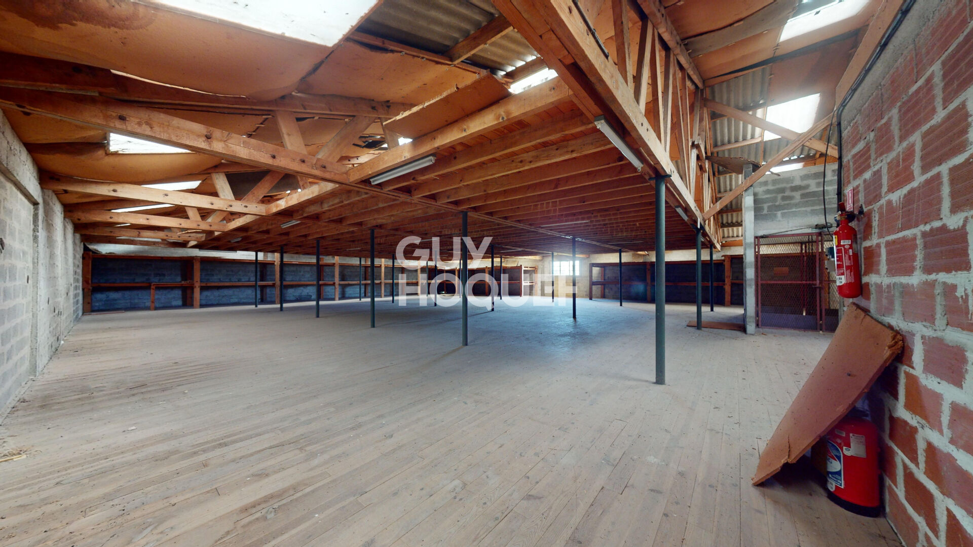 Entrepôts 3200 m²  avec quais de chargements proche Aire sur l'Adour