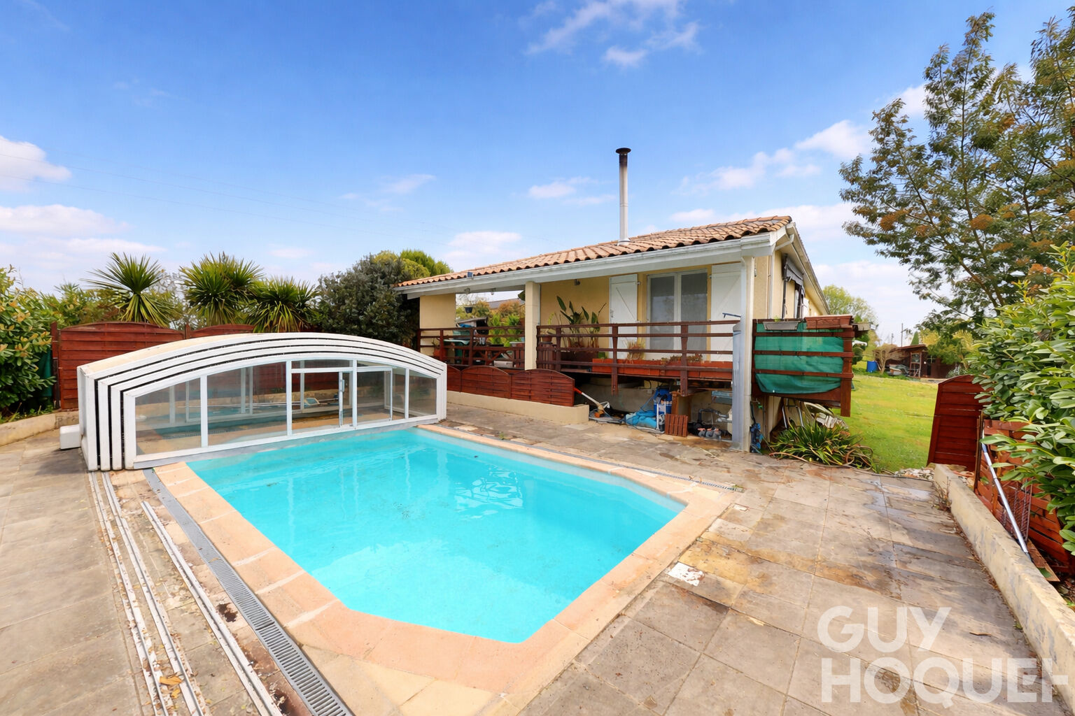 Maison de plain-pied avec piscine couverte et terrain végétalisé