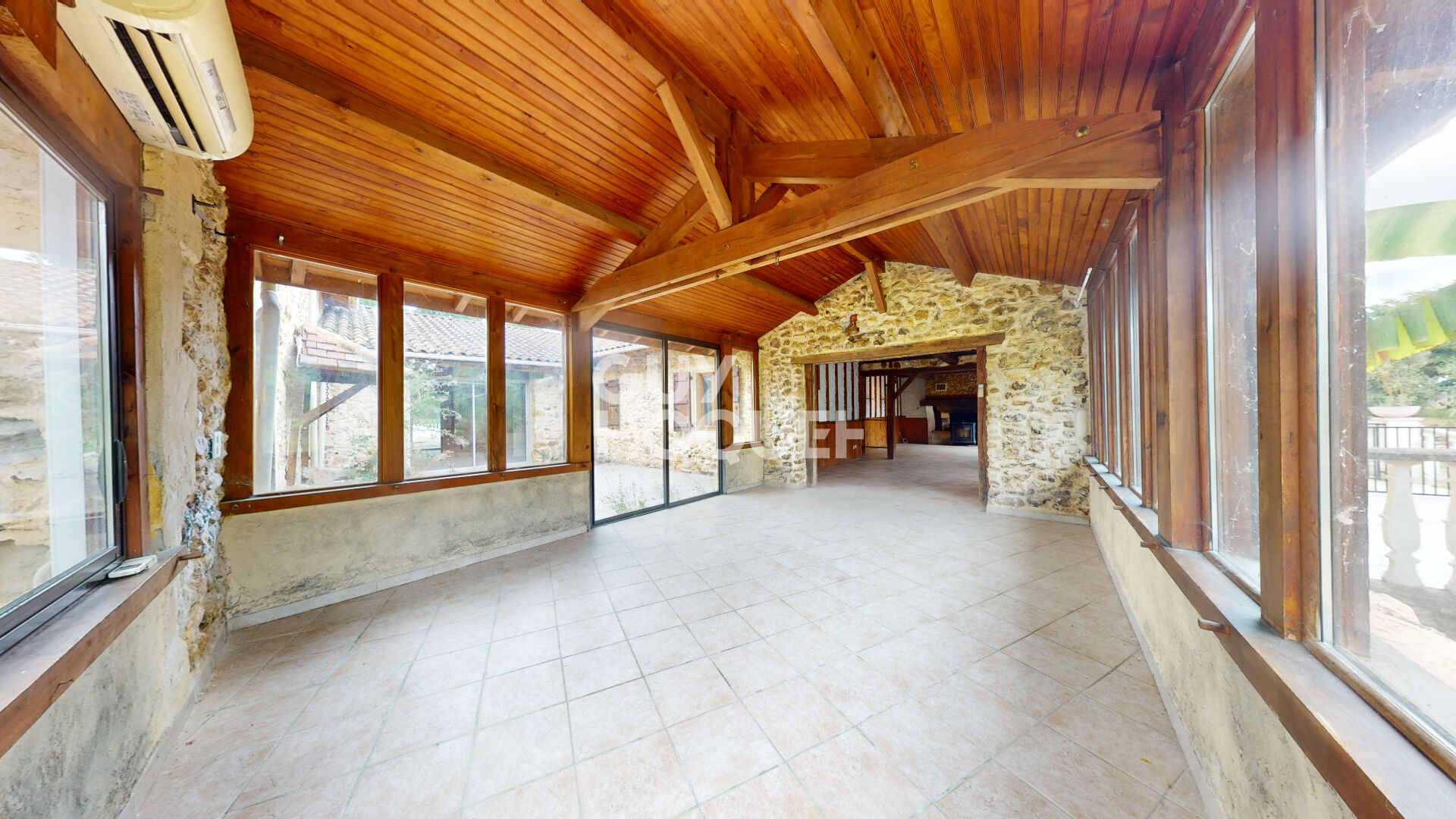 Propriété 371 m² avec dépendances, boxs pour chevaux et 1ha de terrain