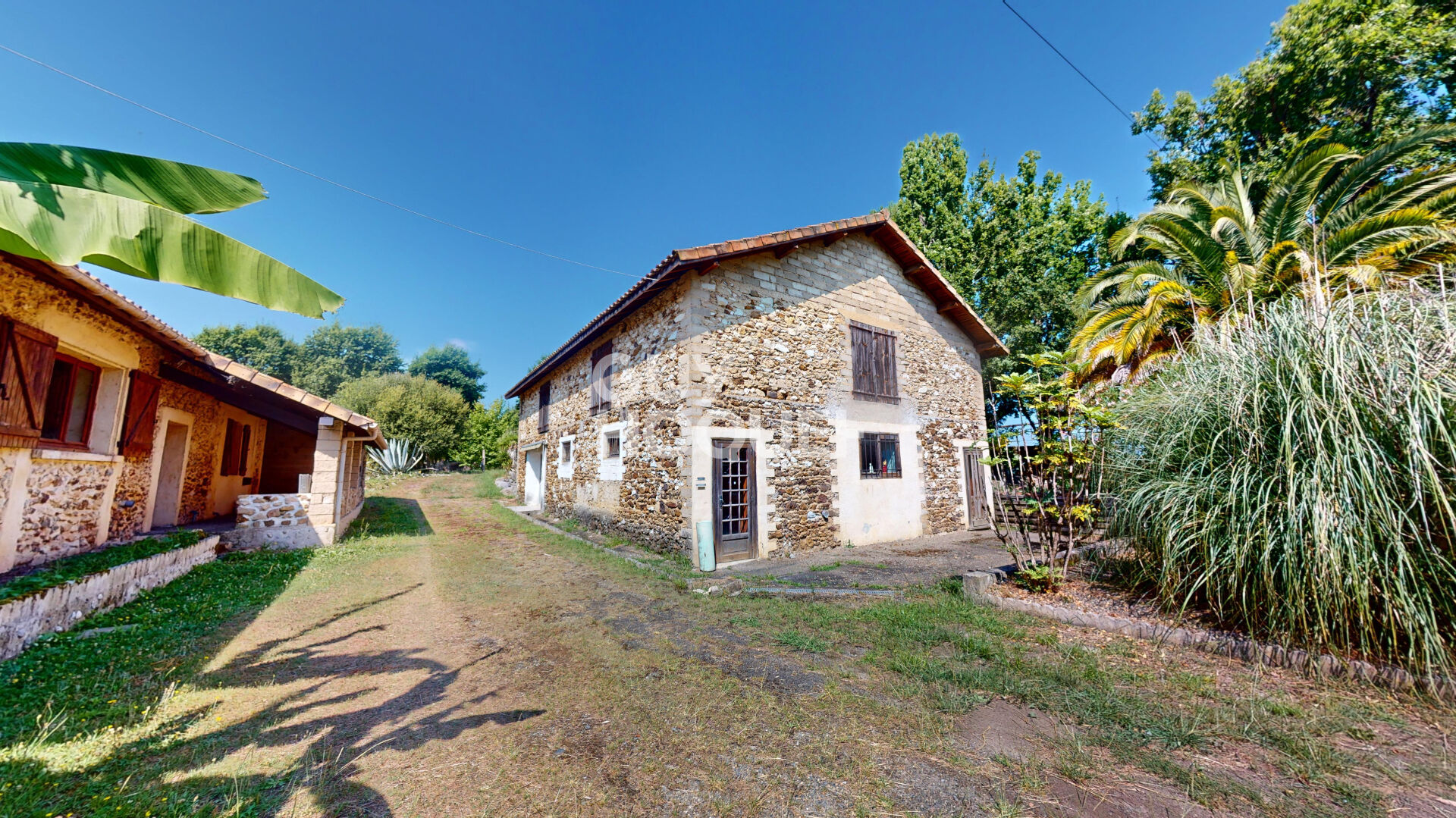 Propriété 371 m² avec dépendances, boxs pour chevaux et 1ha de terrain