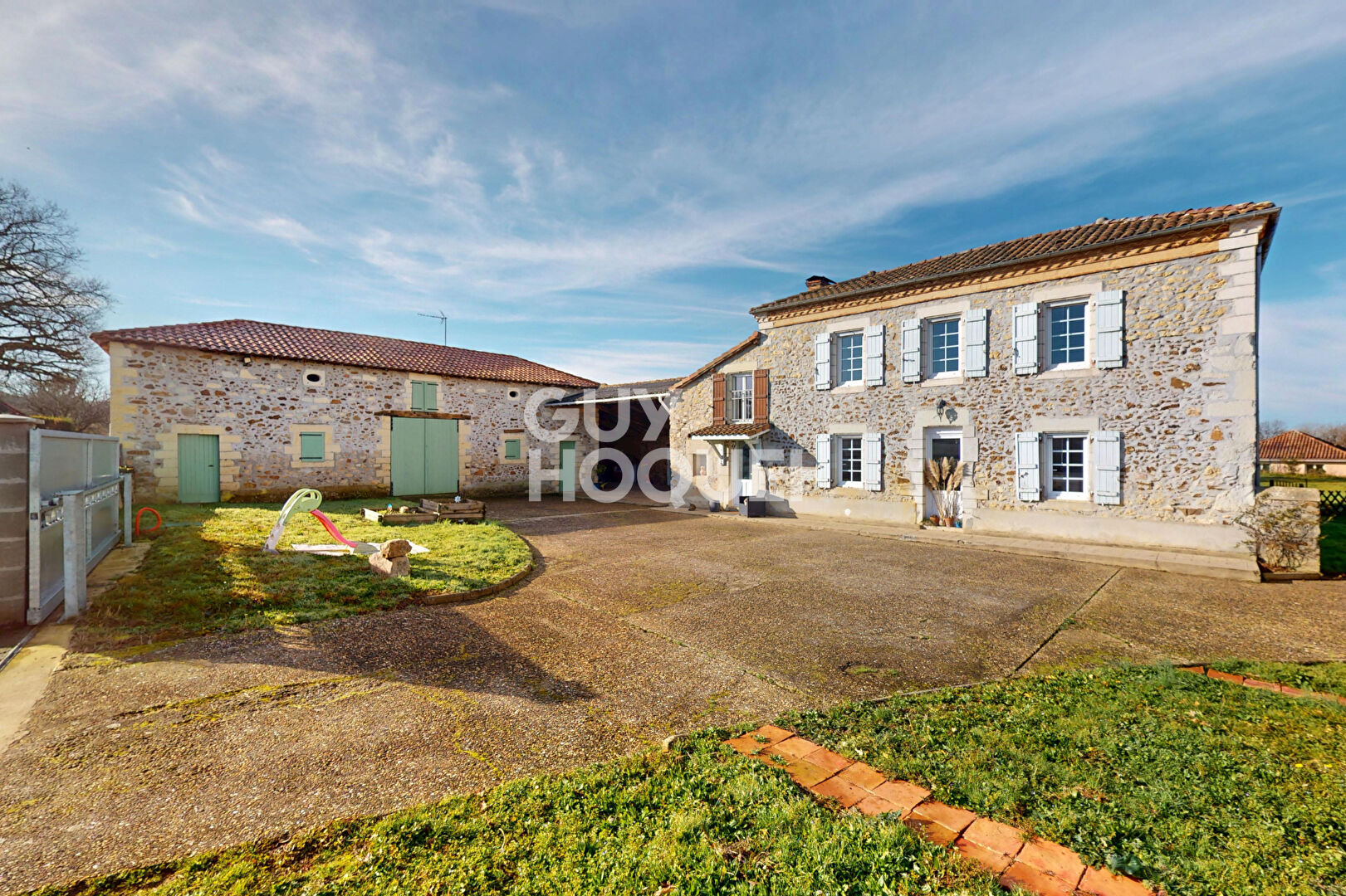 Maison de maître en pierres apparentes 139 m² avec dépendance