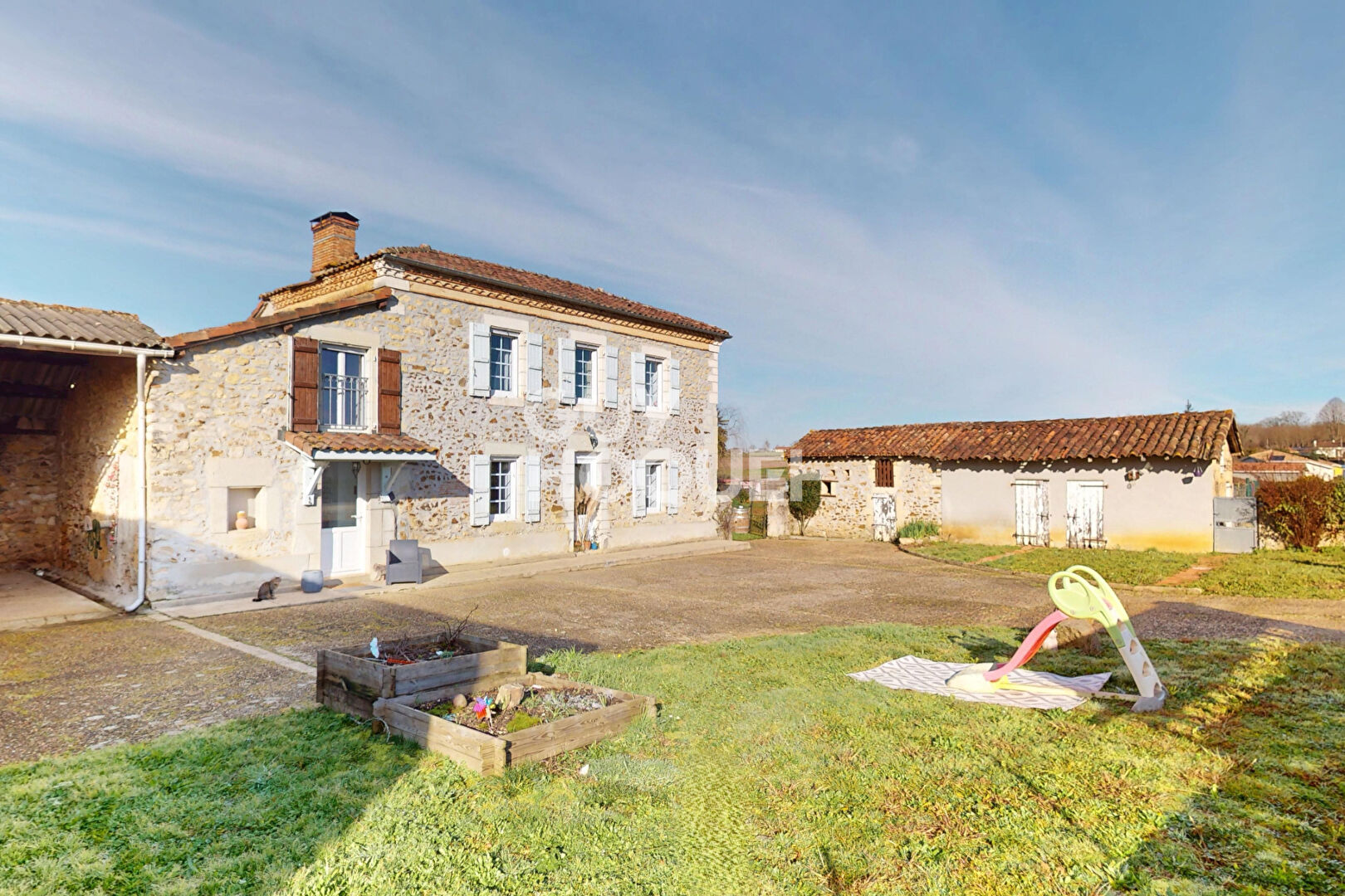 Maison de maître en pierres apparentes 139 m² avec dépendance