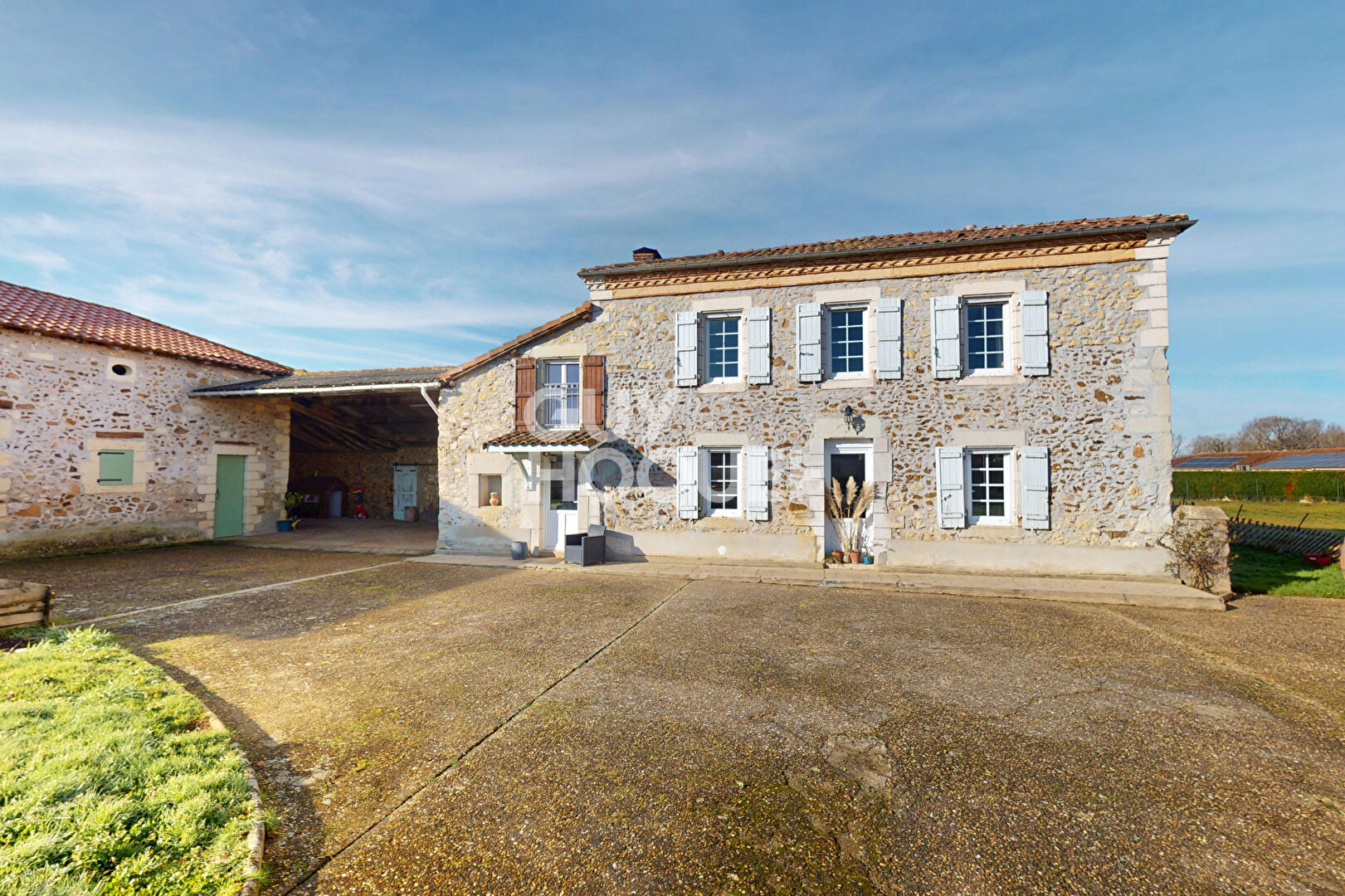 Maison de maître en pierres apparentes 139 m² avec dépendance