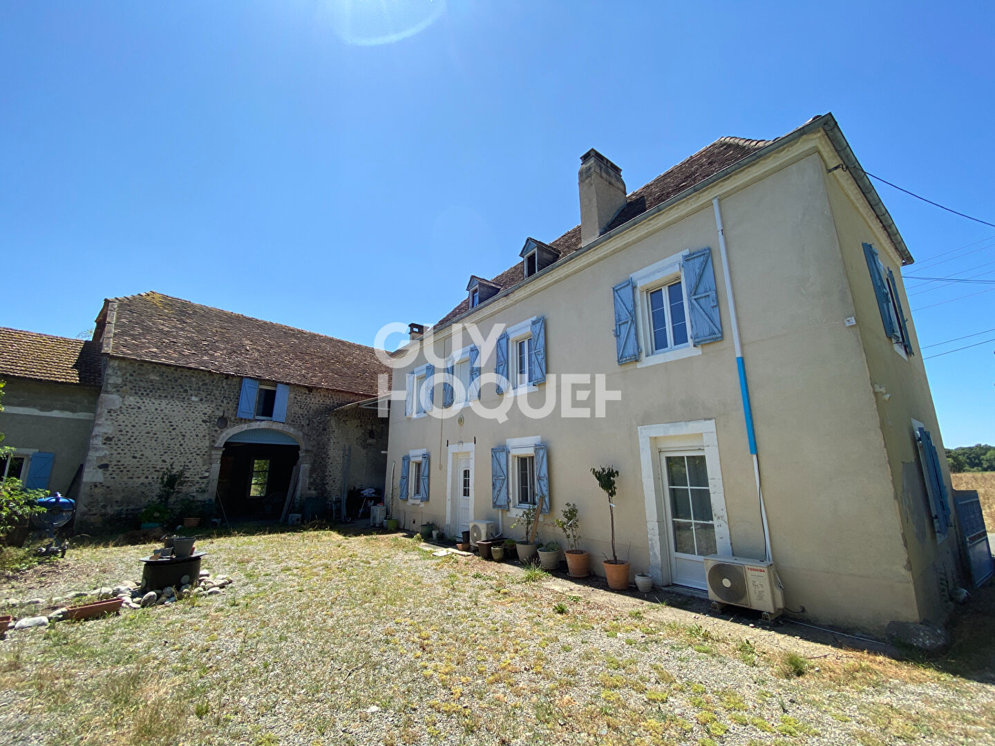 Maison de caractère avec grande dépendance sur 1 hectare de terrain.