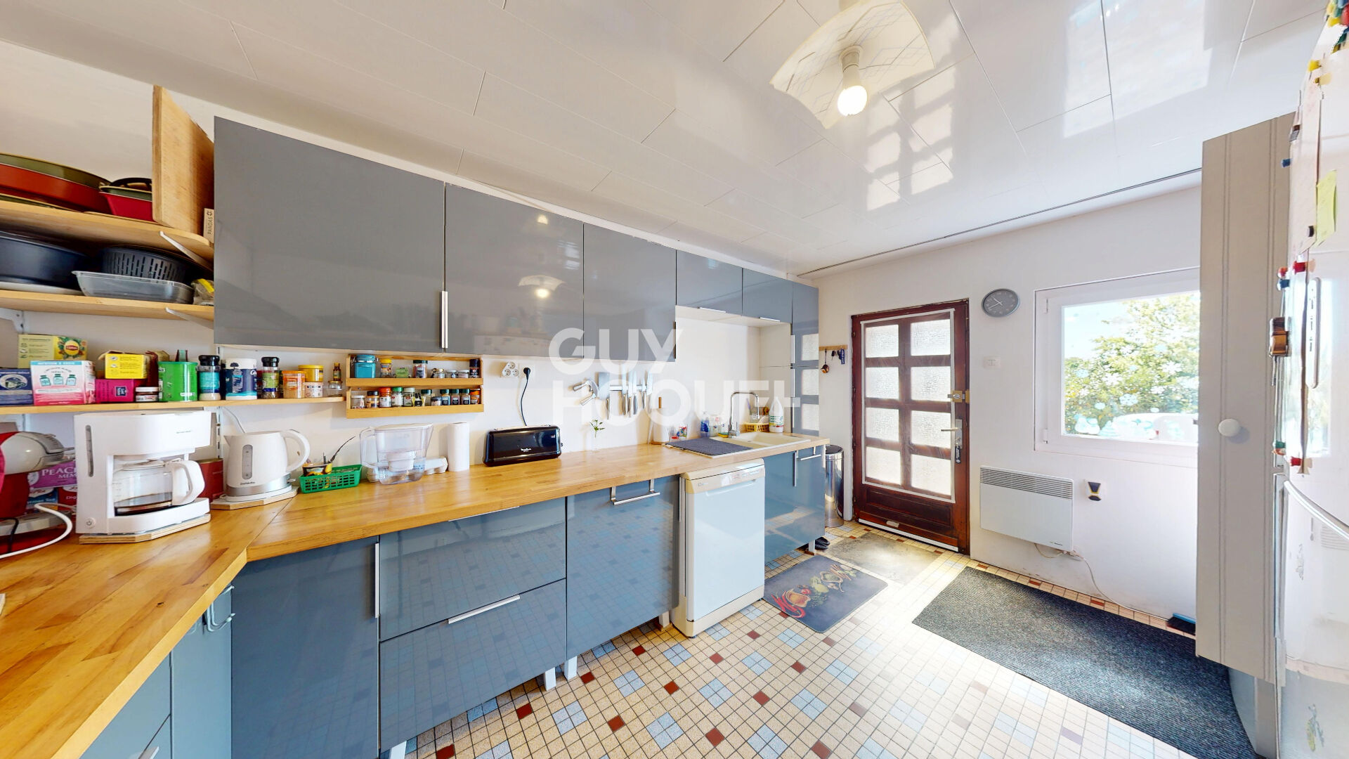 A VENDRE : Authentique corps de ferme avec dépendances et terrain de 4,9 ha