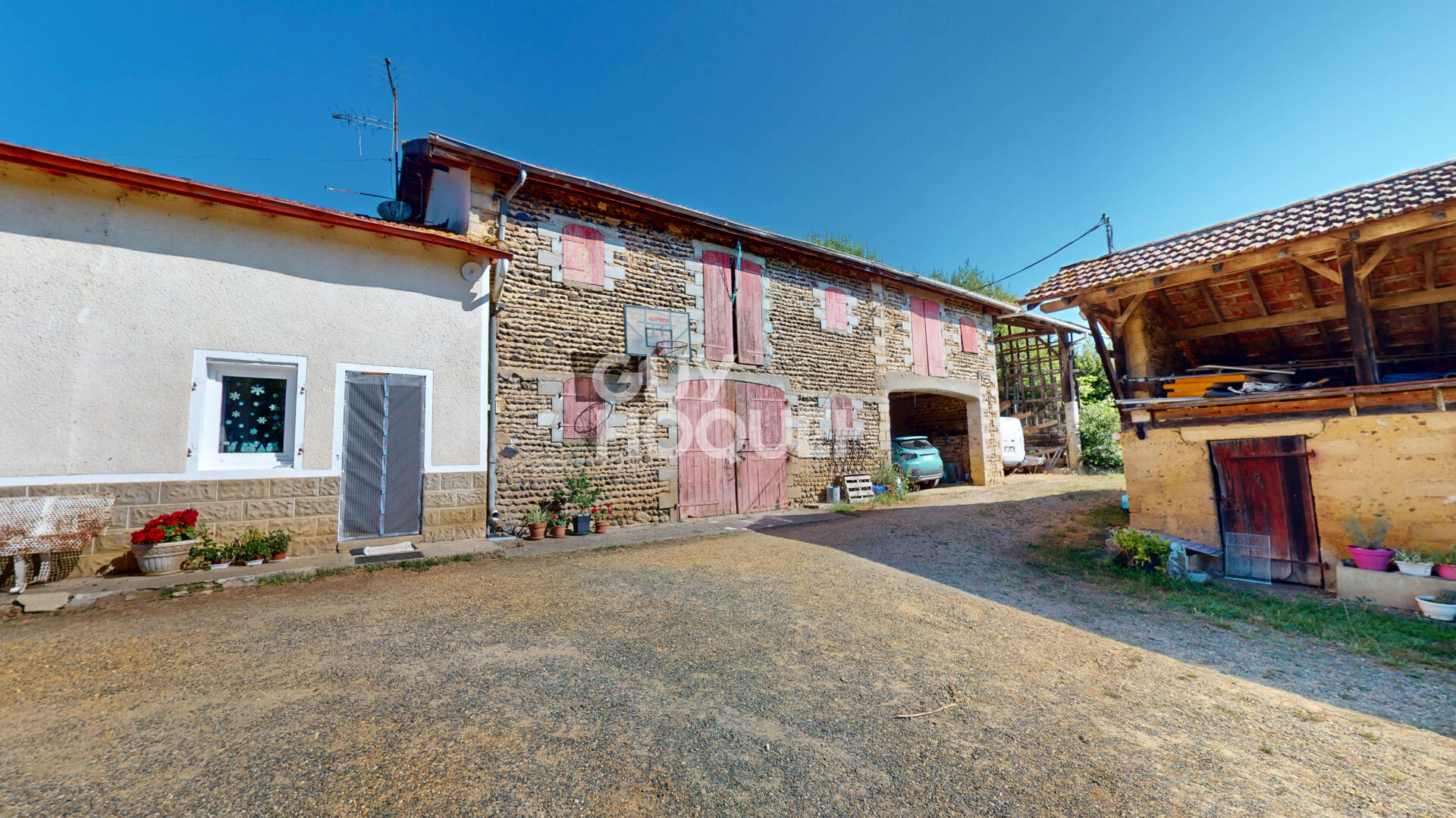 A VENDRE : Authentique corps de ferme avec dépendances et terrain de 4,9 ha