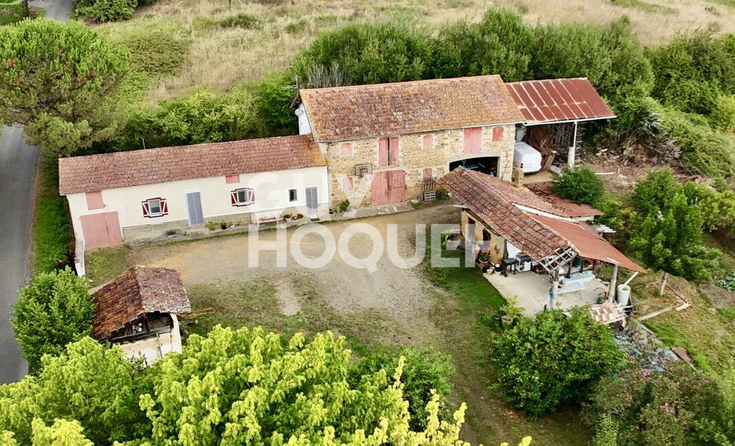 A VENDRE : Authentique corps de ferme avec dépendances et terrain de 4,9 ha