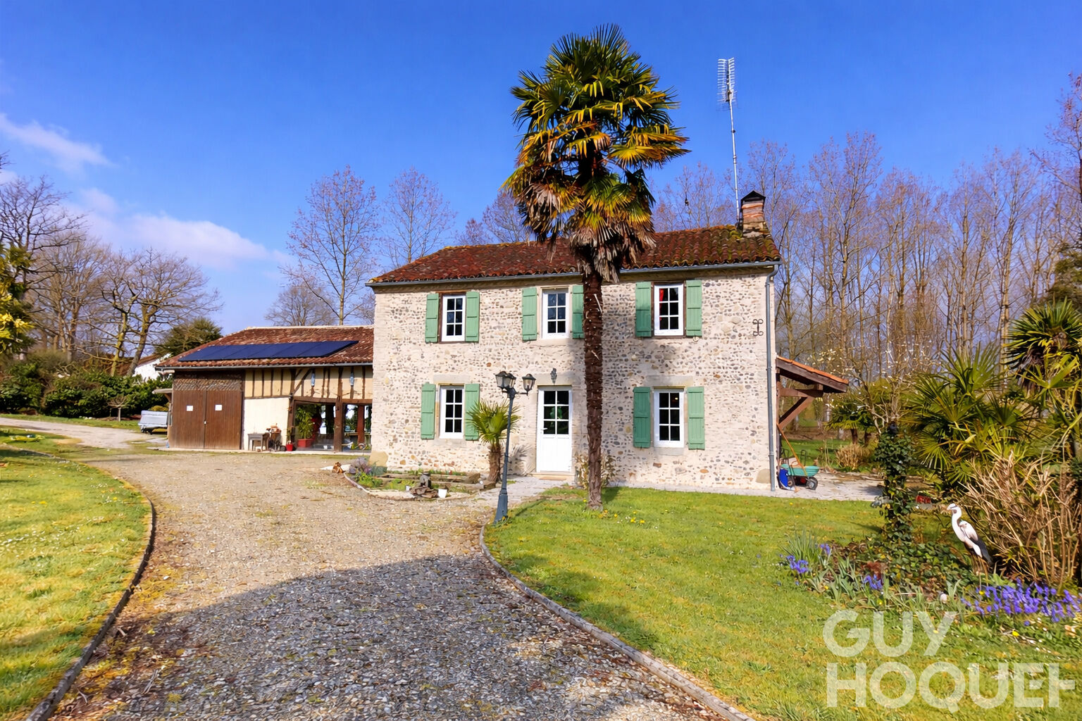 Maison de caractère en pierres apparentes 158 m² avec piscine et dépendance