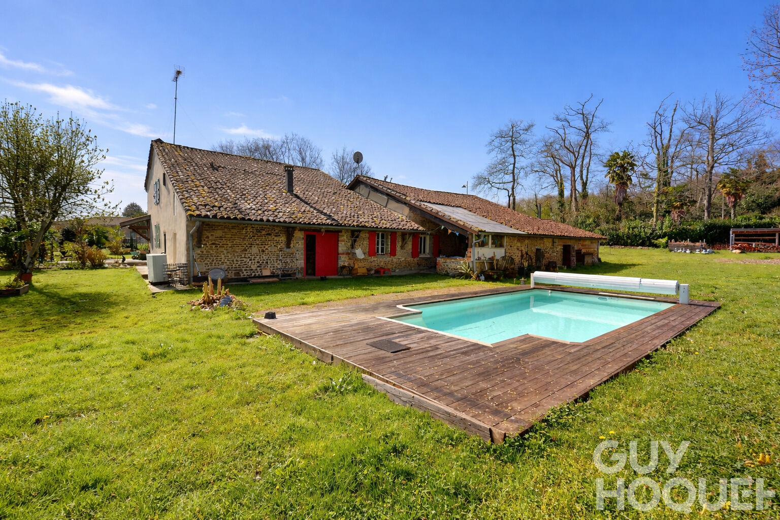 Maison de caractère en pierres apparentes 158 m² avec piscine et dépendance