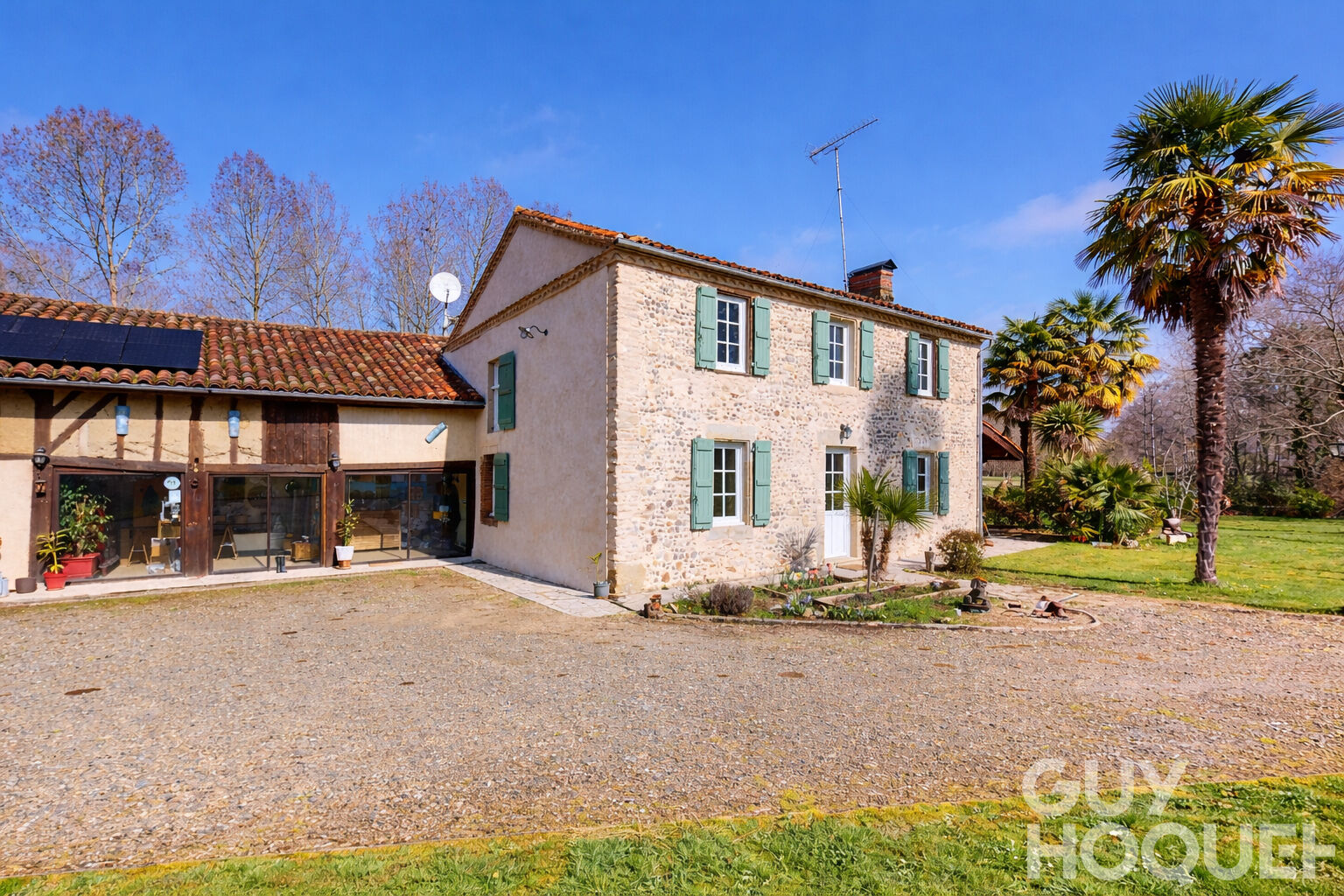 Maison de caractère en pierres apparentes 158 m² avec piscine et dépendance