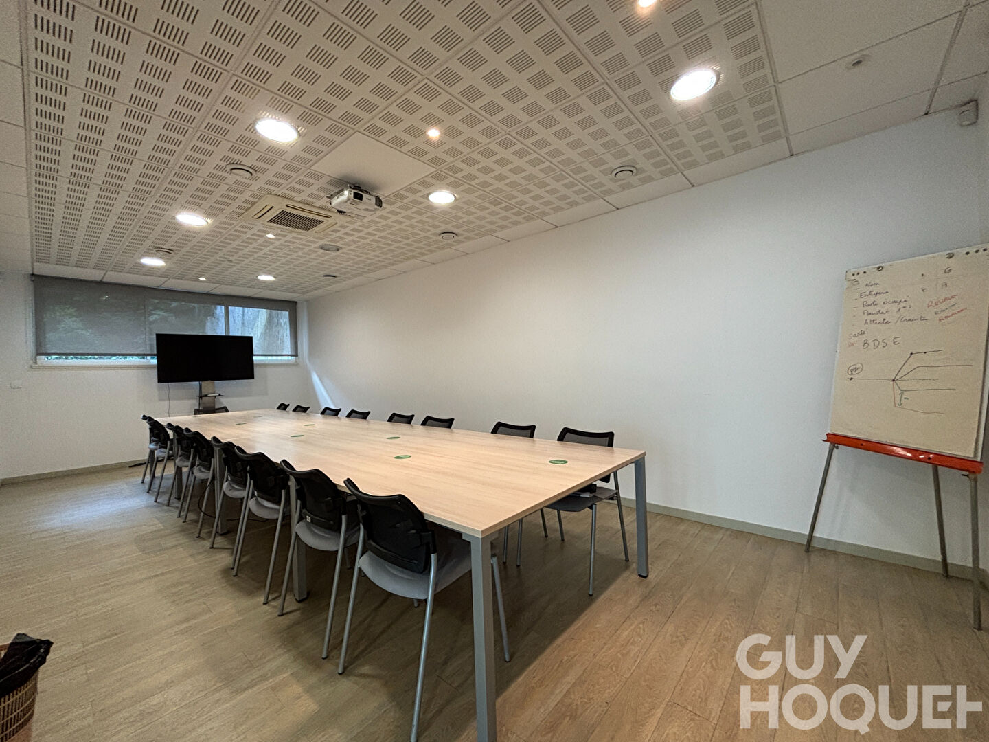Local commercial de 185 m2 en plein centre ville d'Orthez.