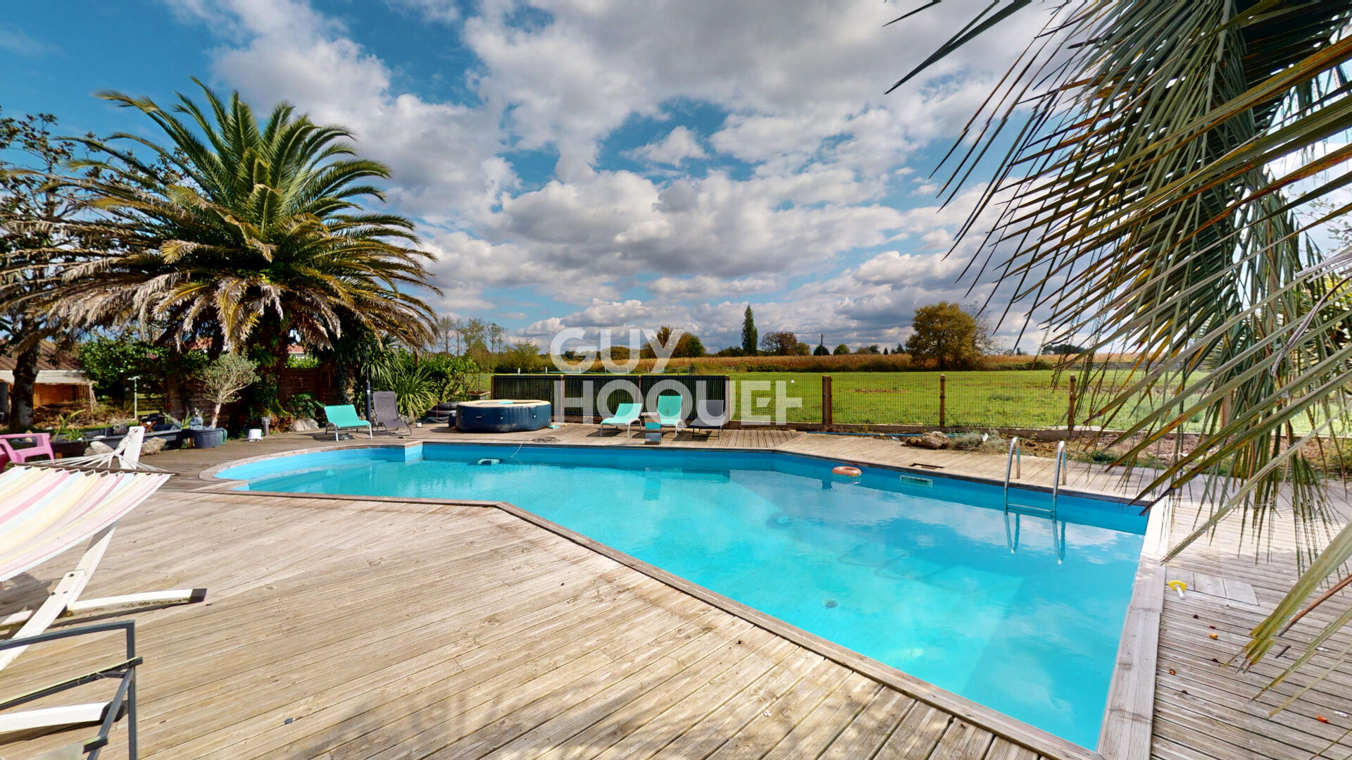 Propriété 258 m² avec piscine, 1.1 ha de terrain et hangar proche Hagetmau