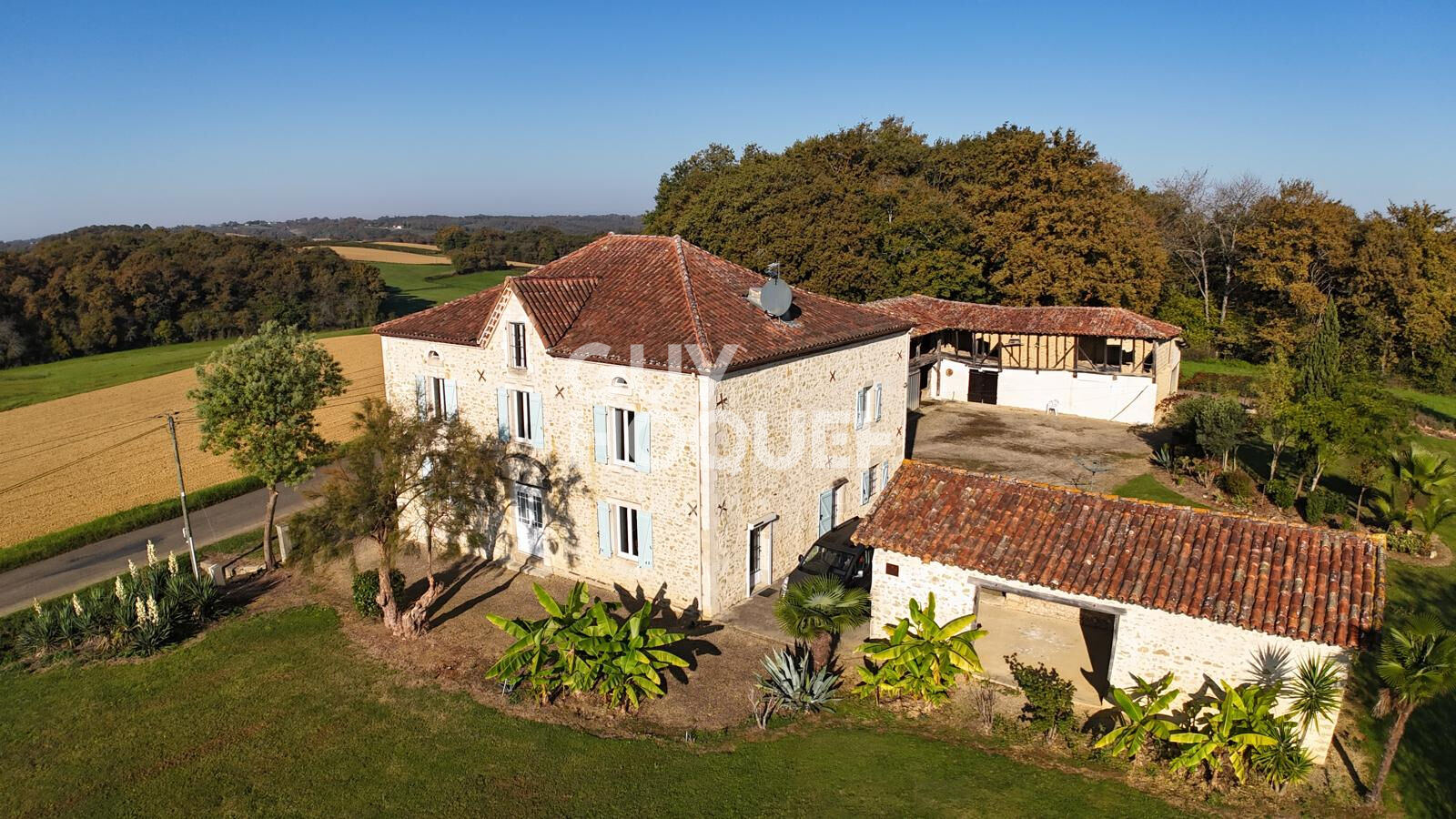 Propriété de charme en pierres apparentes de 273 m² avec dépendances et vue dominante