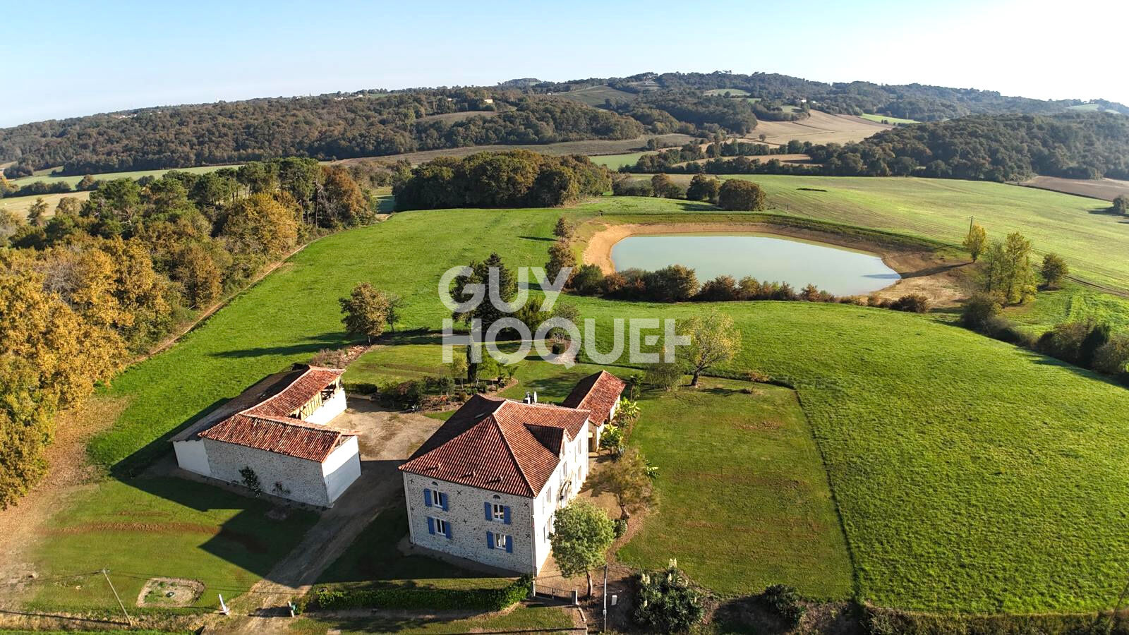 Propriété de charme en pierres apparentes de 273 m² avec dépendances et vue dominante