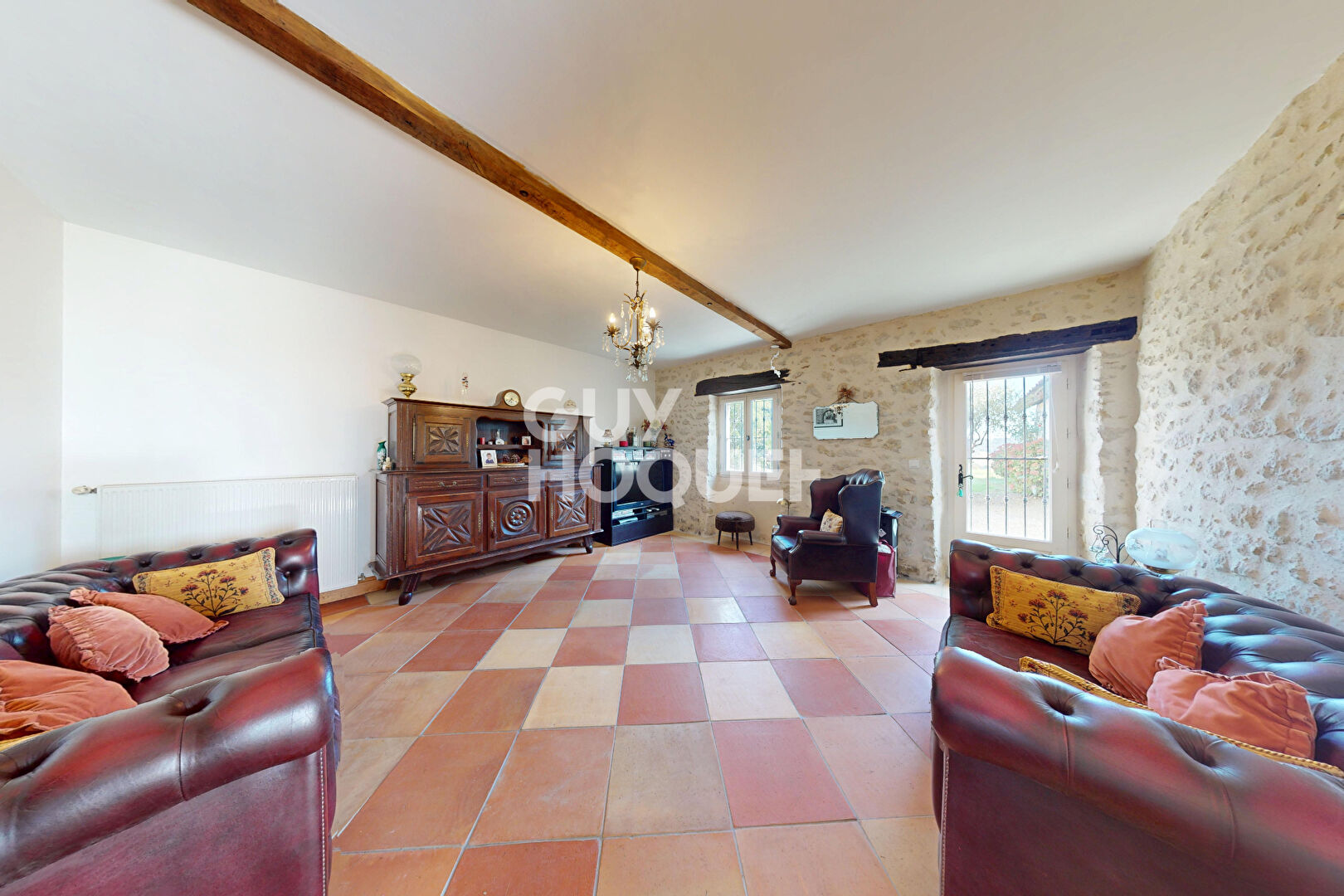 Propriété de charme en pierres apparentes de 273 m² avec dépendances et vue dominante