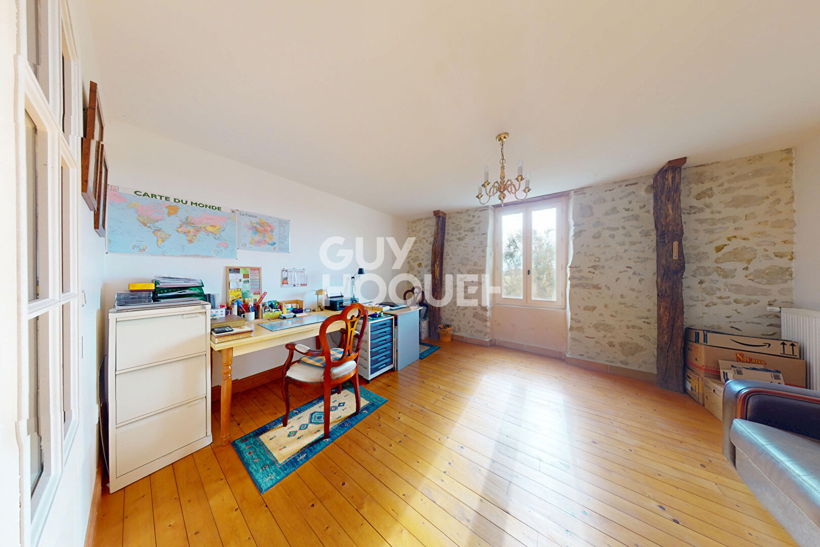 Propriété de charme en pierres apparentes de 273 m² avec dépendances et vue dominante