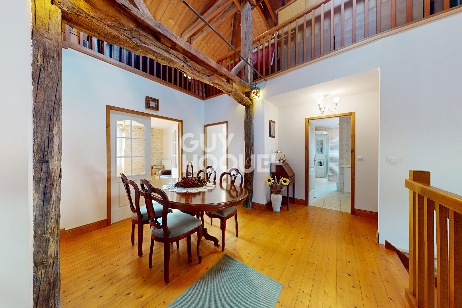 Propriété de charme en pierres apparentes de 273 m² avec dépendances et vue dominante