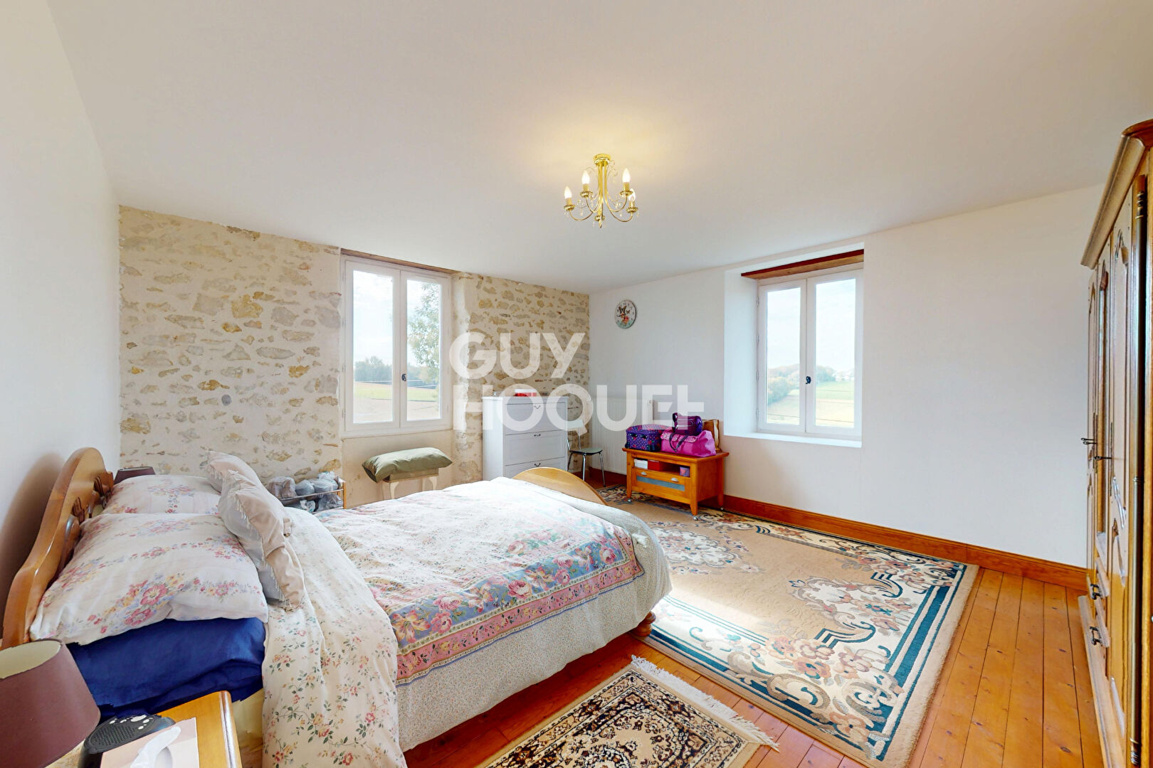 Propriété de charme en pierres apparentes de 273 m² avec dépendances et vue dominante