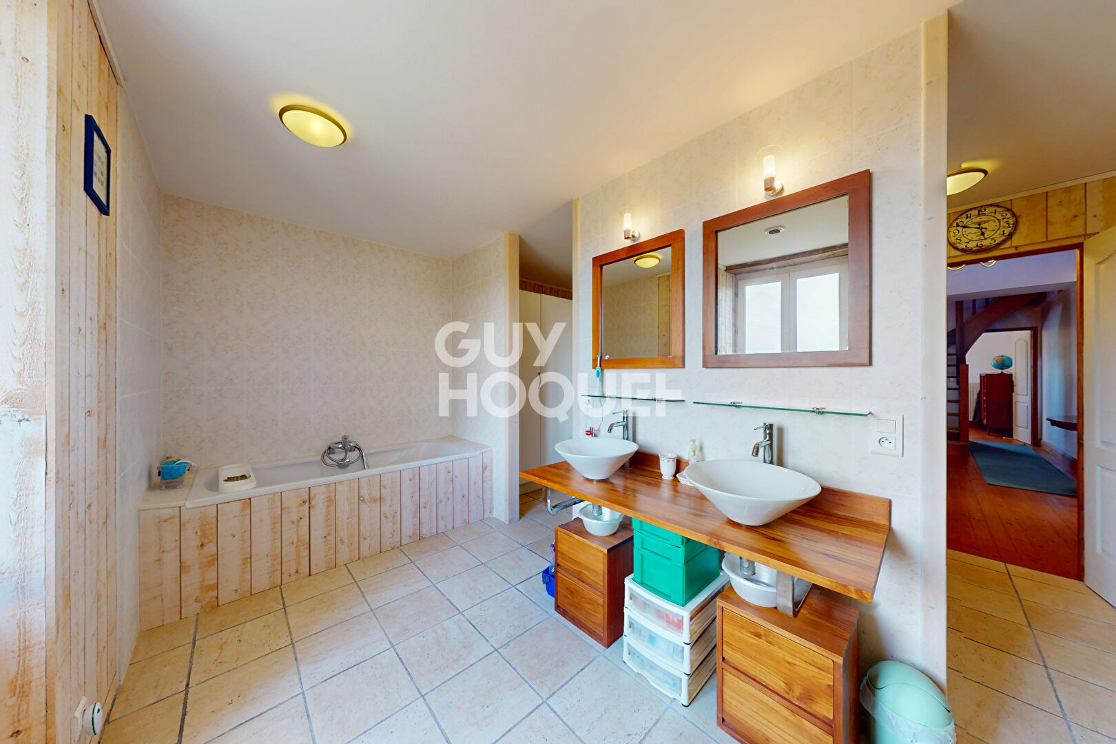 Propriété de charme en pierres apparentes de 273 m² avec dépendances et vue dominante