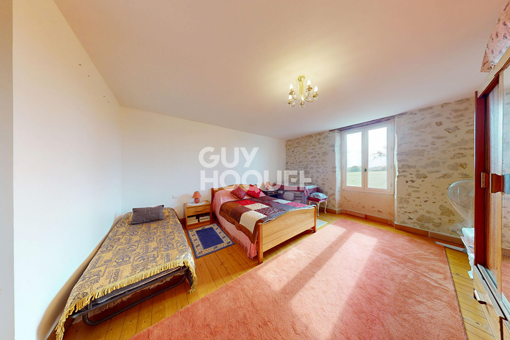 Propriété de charme en pierres apparentes de 273 m² avec dépendances et vue dominante