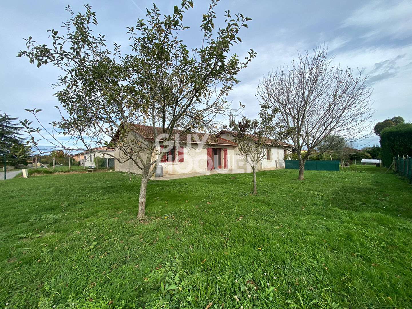 Maison Mitoyenne  plain-pied de 2010, 3 suites, grand garage, terrain 624m²