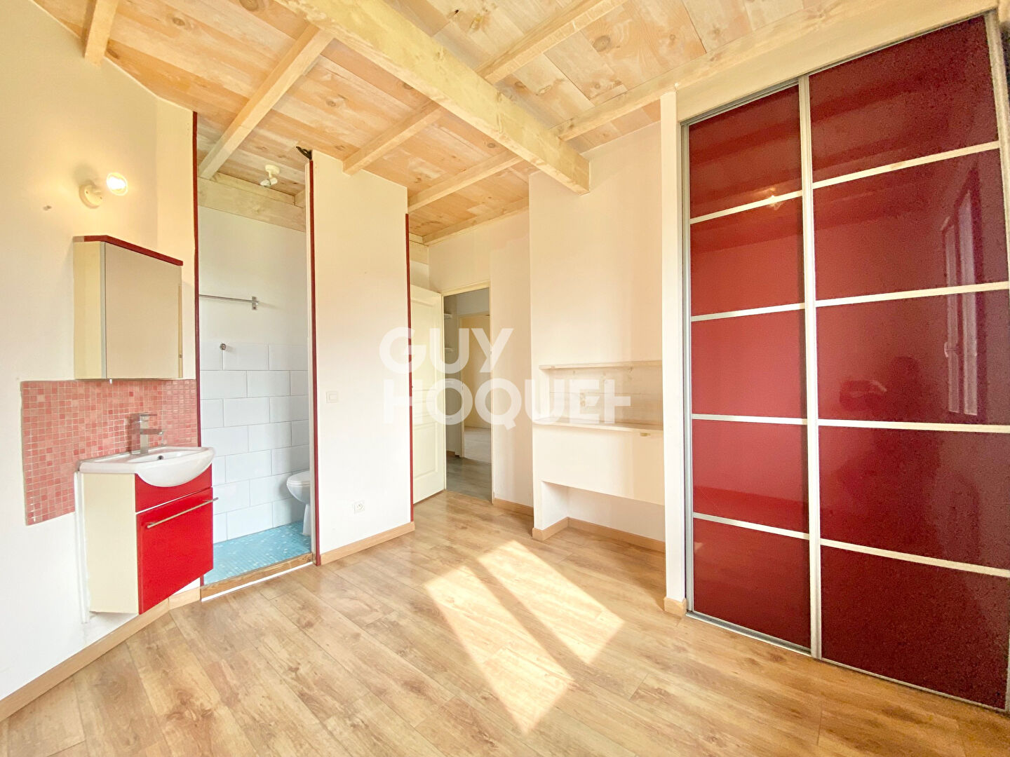 Maison Mitoyenne  plain-pied de 2010, 3 suites, grand garage, terrain 624m²