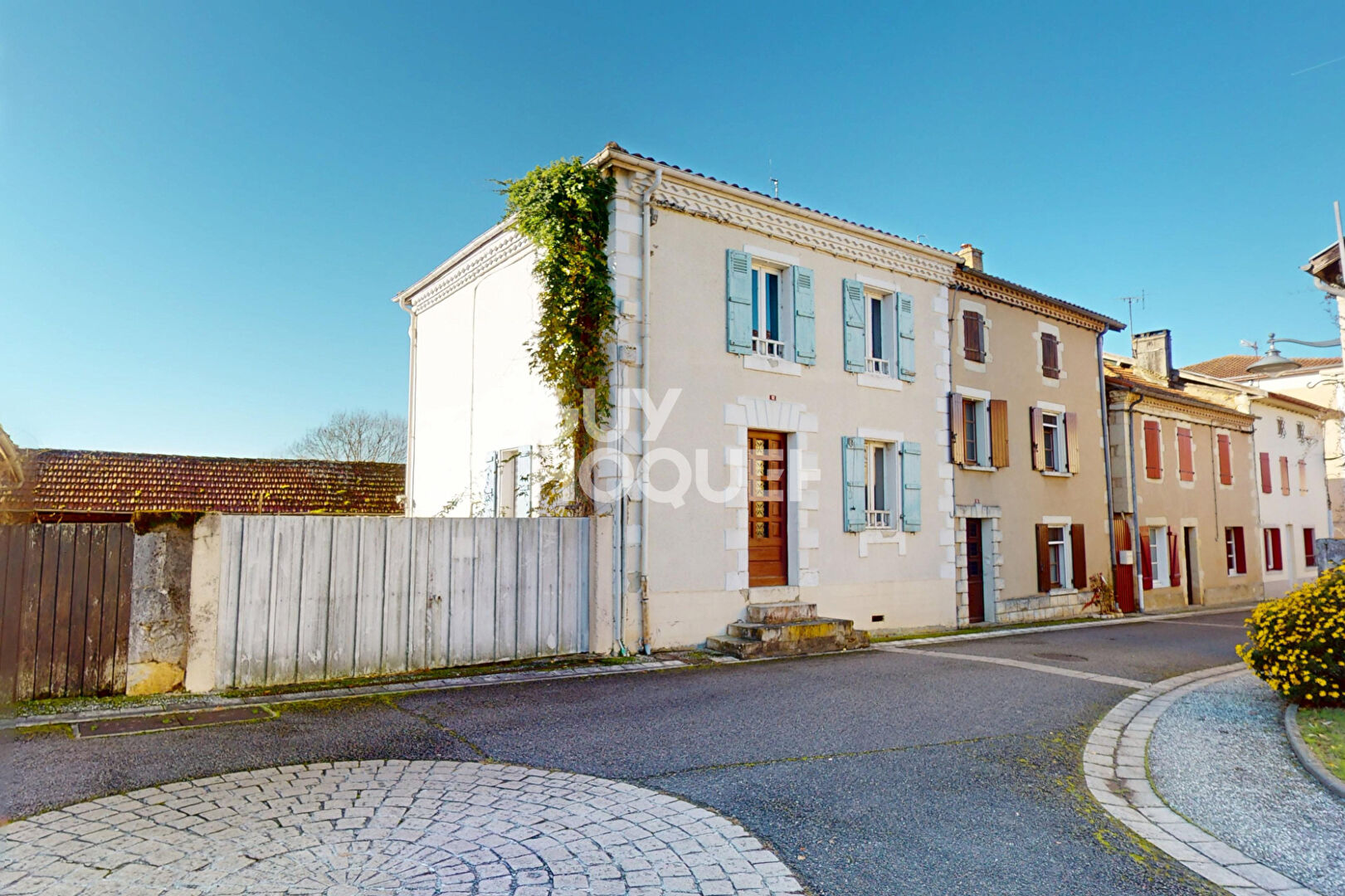 Maison de bourg 80 m² pleine de potentiel avec extérieur
