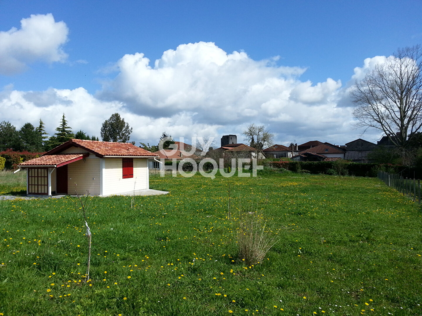 Maison de 2010 , grand terrain, grand garage et chalet indépendant