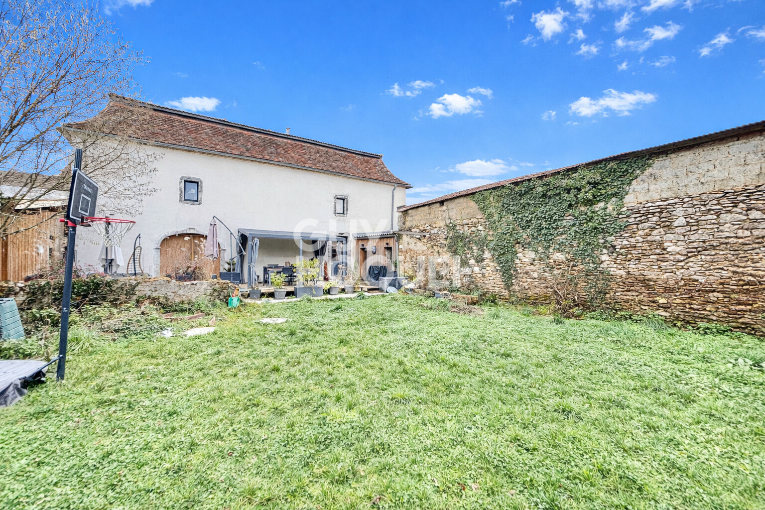 Maison de village proche d'ORTHEZ avec dépendance et jardin