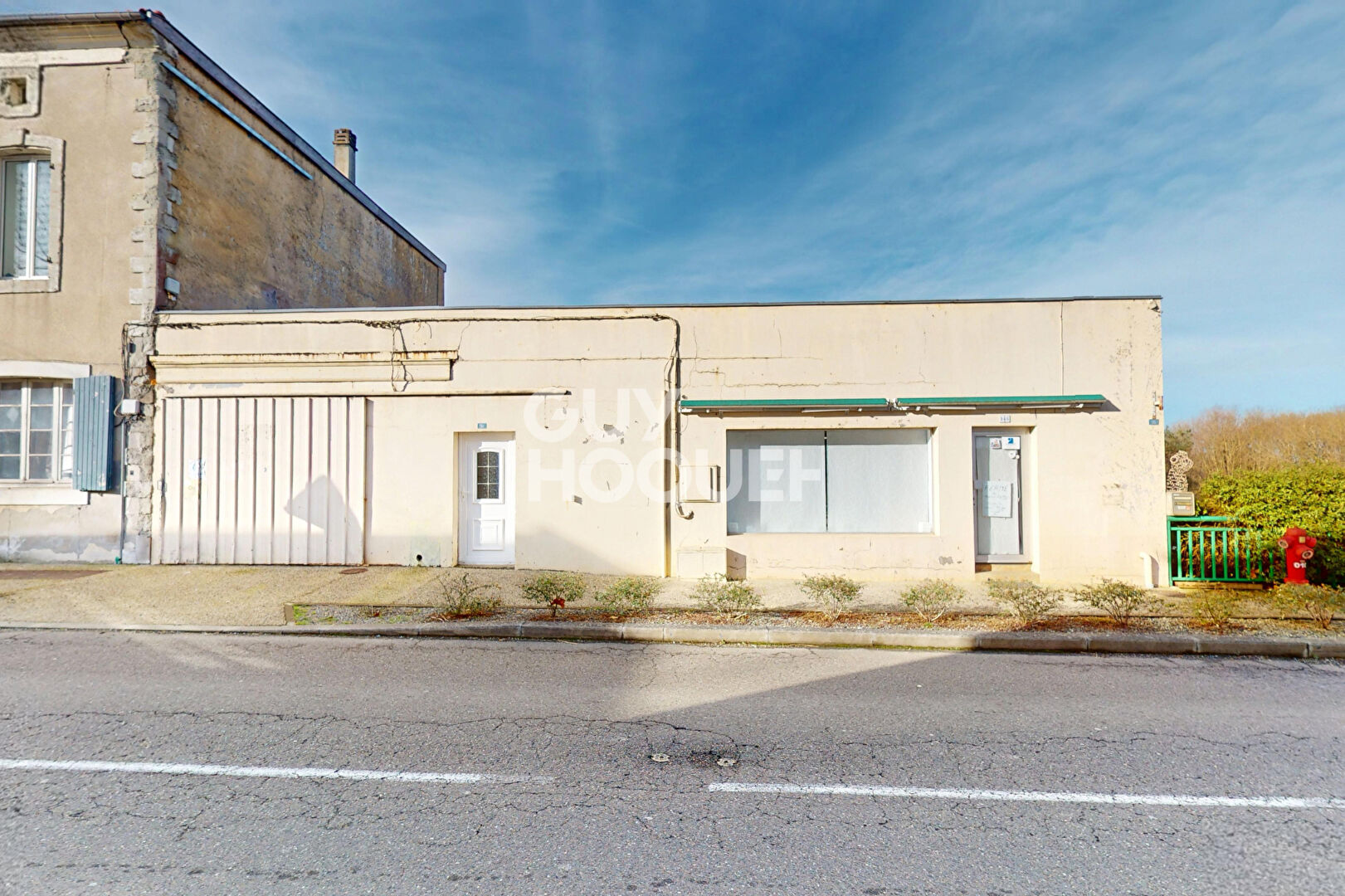 Ensemble immobilier avec appartement T2 + garage, local commercial et jardin à SAMADET