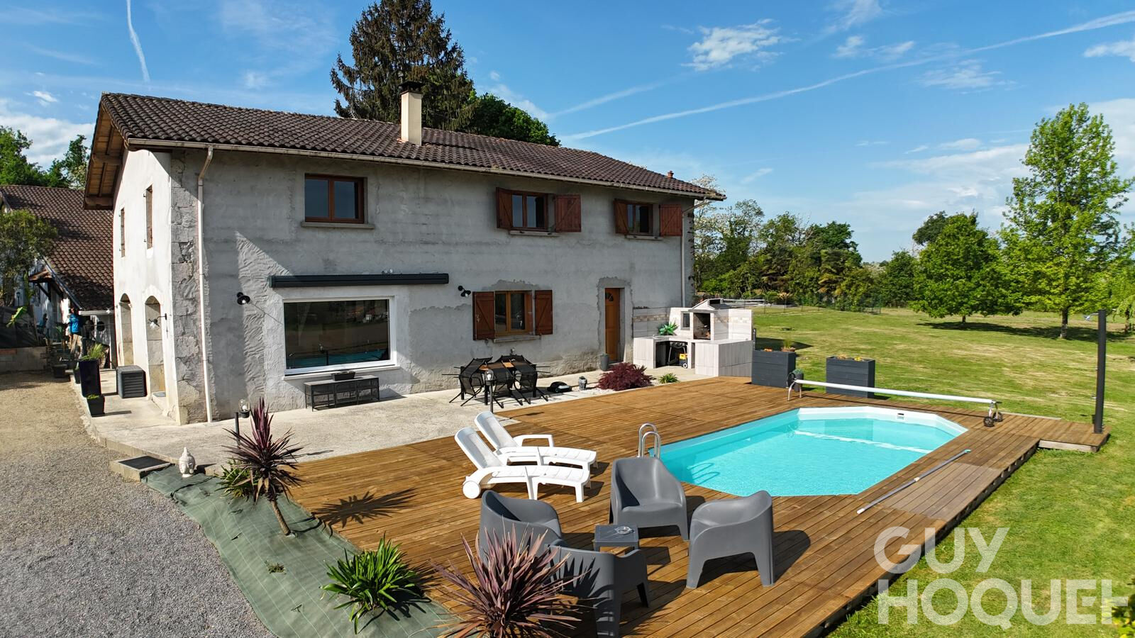 Maison de 230 m² habitables avec 6 chambres.