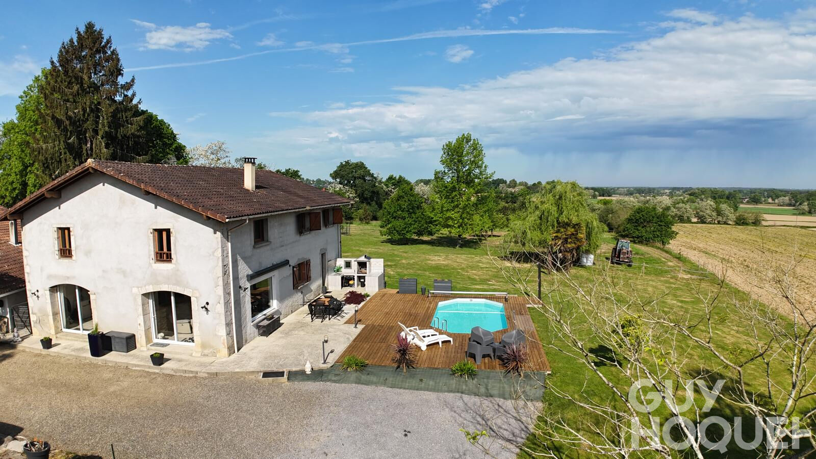 Maison de 230 m² habitables avec 6 chambres.