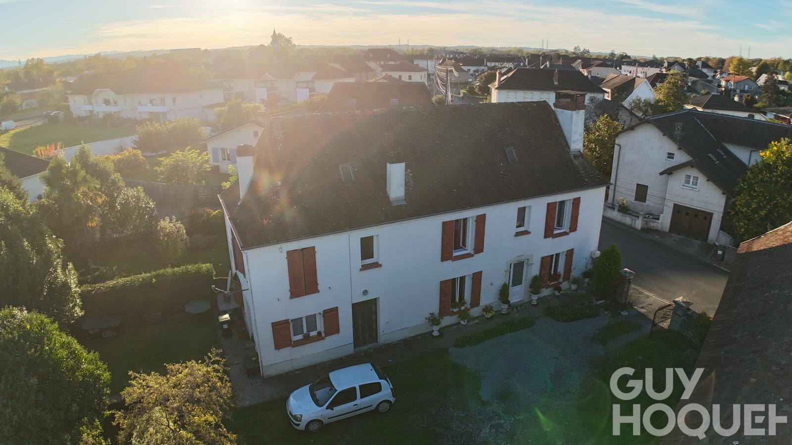 Appartement  4 pièces sur 2 niveaux avec jardin et deux places de parking