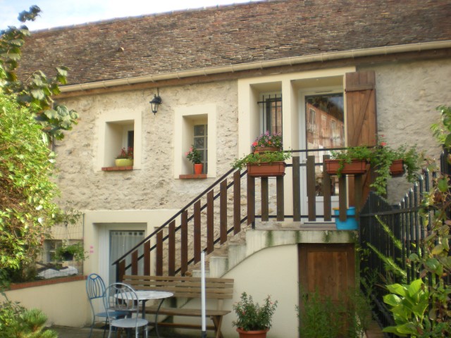 SOIGNOLLES : MAISON DE VILLE AVEC TERRASSE