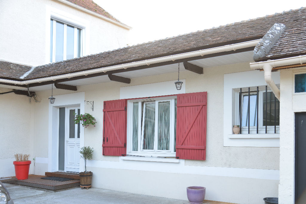 A VENDRE : MAISON DE VILLE AVEC BEAUCOUP DE CHARME  !