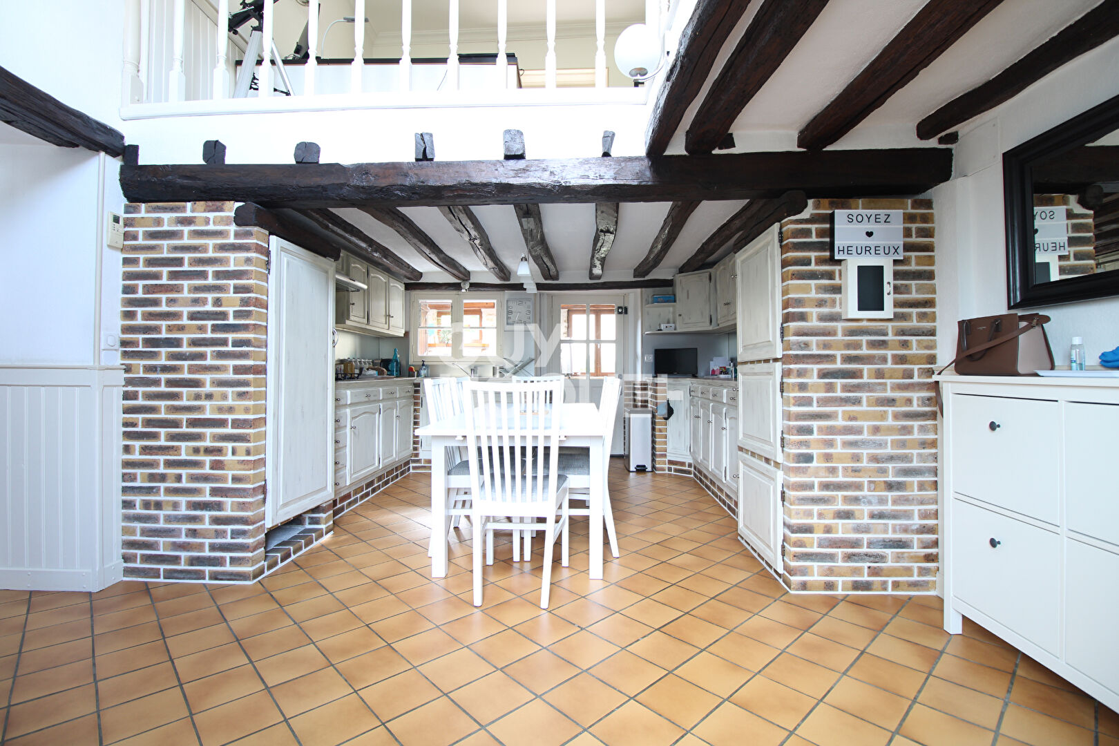 Maison dans village avec écoles