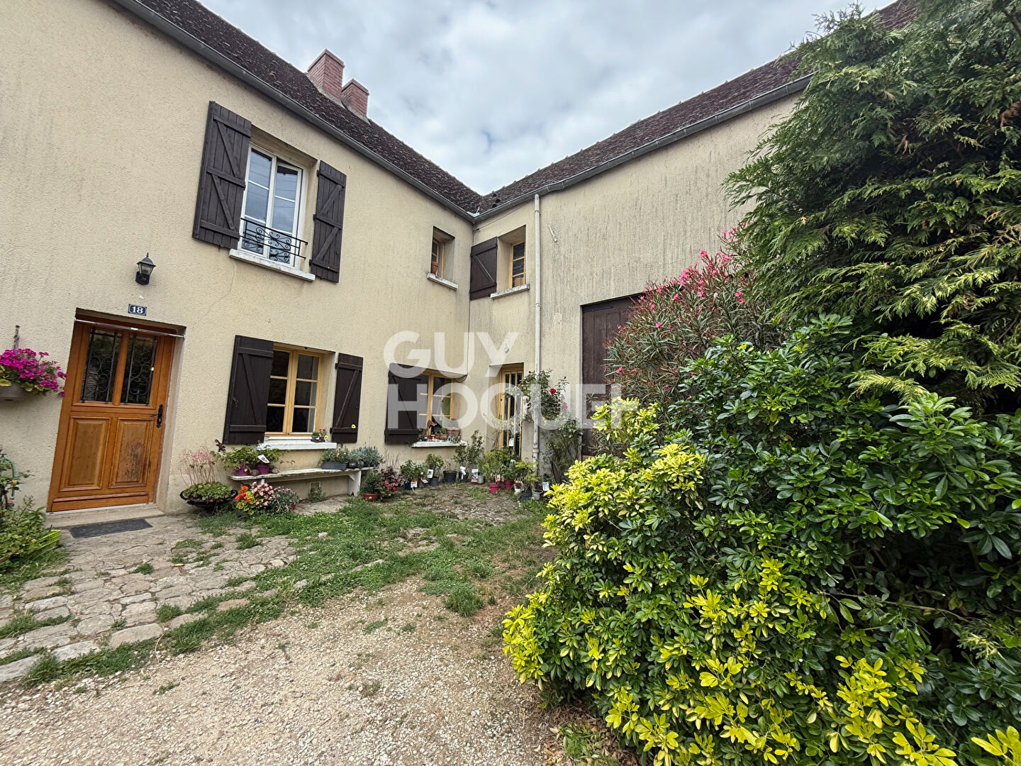 DEMEURE AVEC NOMBREUSES DEPENDANCES