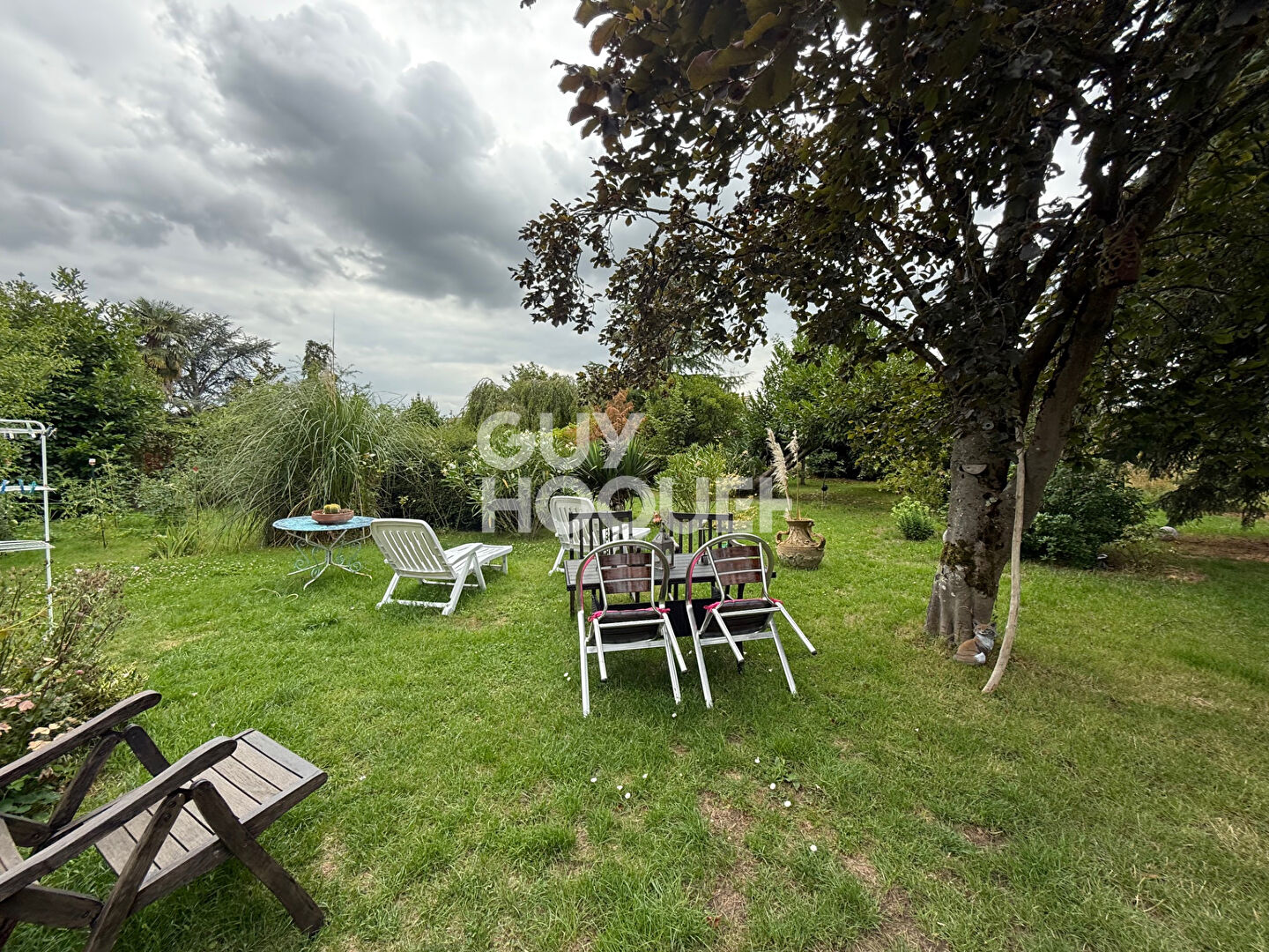 DEMEURE AVEC NOMBREUSES DEPENDANCES