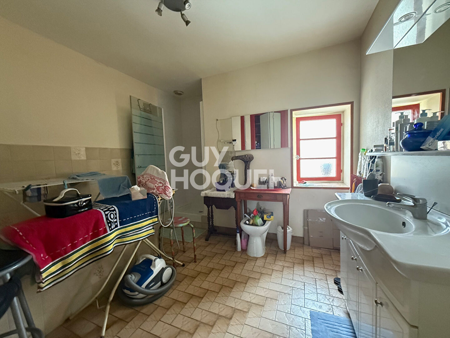 DEMEURE AVEC NOMBREUSES DEPENDANCES